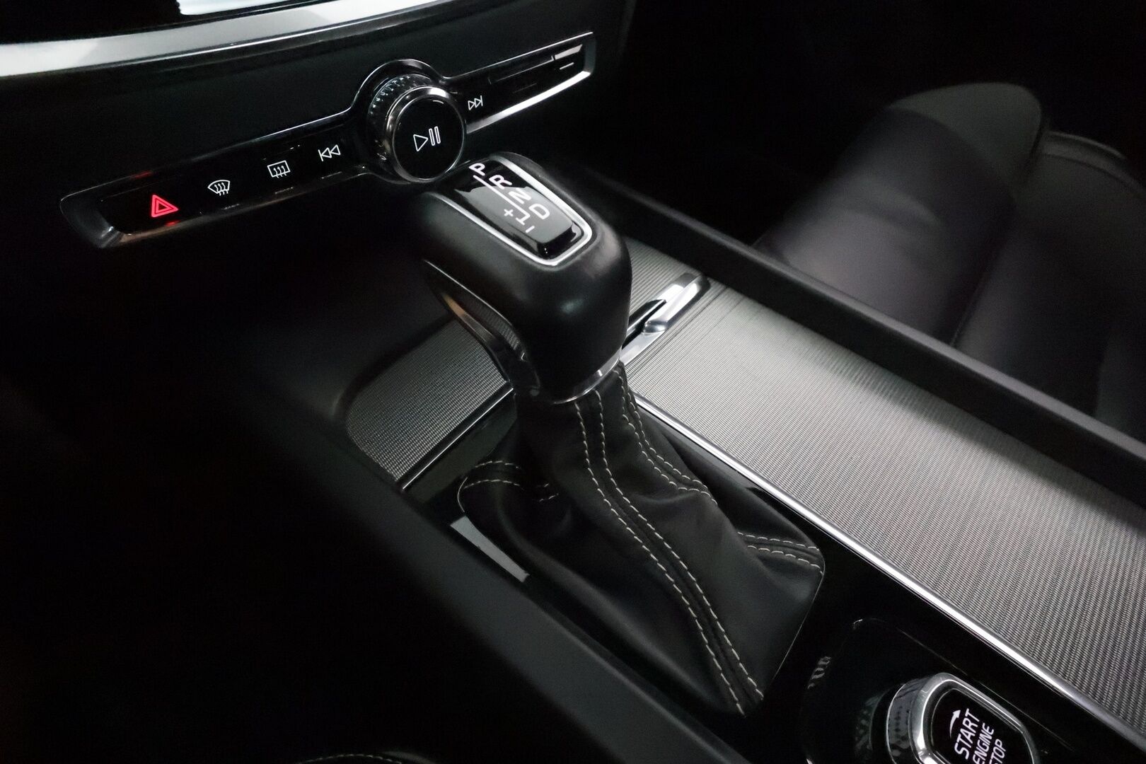 Volvo S60 2019 T5 Business R-Design aut **Adapt.vakkari / Muistipenkki / Webasto / H&K / 360.kamera / Full LED / KeylessGo** - 3,99 % KORKOTARJOUS TÄHÄN AUTOON - Suomi-auto / Merkkihuollettu / Kahdet renkaat aluvanteilla / Penkinlämmittimet takana / Tuulilasin lämmitin / Digimittaristo