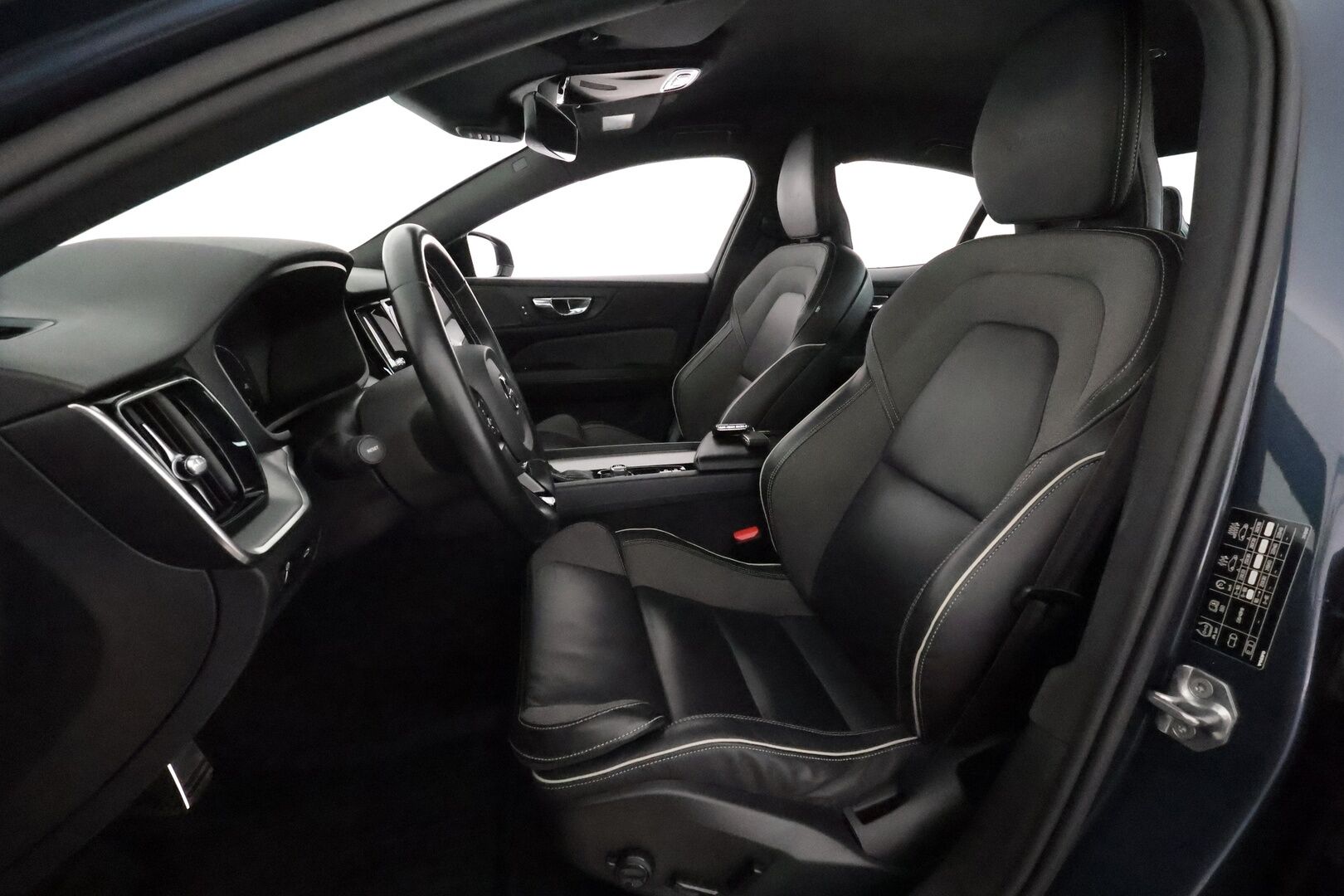 Volvo S60 2019 T5 Business R-Design aut **Adapt.vakkari / Muistipenkki / Webasto / H&K / 360.kamera / Full LED / KeylessGo** - 3,99 % KORKOTARJOUS TÄHÄN AUTOON - Suomi-auto / Merkkihuollettu / Kahdet renkaat aluvanteilla / Penkinlämmittimet takana / Tuulilasin lämmitin / Digimittaristo