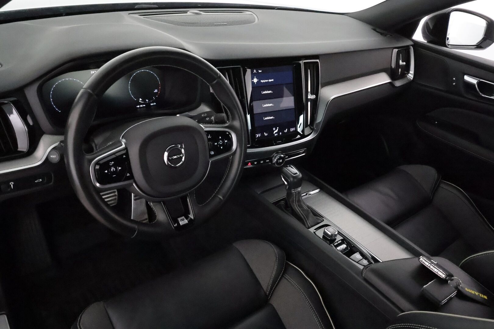 Volvo S60 2019 T5 Business R-Design aut **Adapt.vakkari / Muistipenkki / Webasto / H&K / 360.kamera / Full LED / KeylessGo** - 3,99 % KORKOTARJOUS TÄHÄN AUTOON - Suomi-auto / Merkkihuollettu / Kahdet renkaat aluvanteilla / Penkinlämmittimet takana / Tuulilasin lämmitin / Digimittaristo