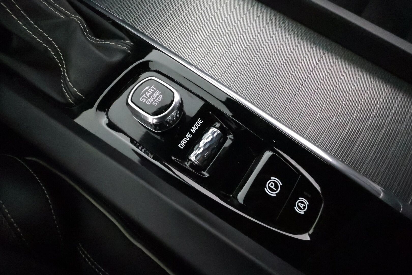 Volvo S60 2019 T5 Business R-Design aut **Adapt.vakkari / Muistipenkki / Webasto / H&K / 360.kamera / Full LED / KeylessGo** - 3,99 % KORKOTARJOUS TÄHÄN AUTOON - Suomi-auto / Merkkihuollettu / Kahdet renkaat aluvanteilla / Penkinlämmittimet takana / Tuulilasin lämmitin / Digimittaristo