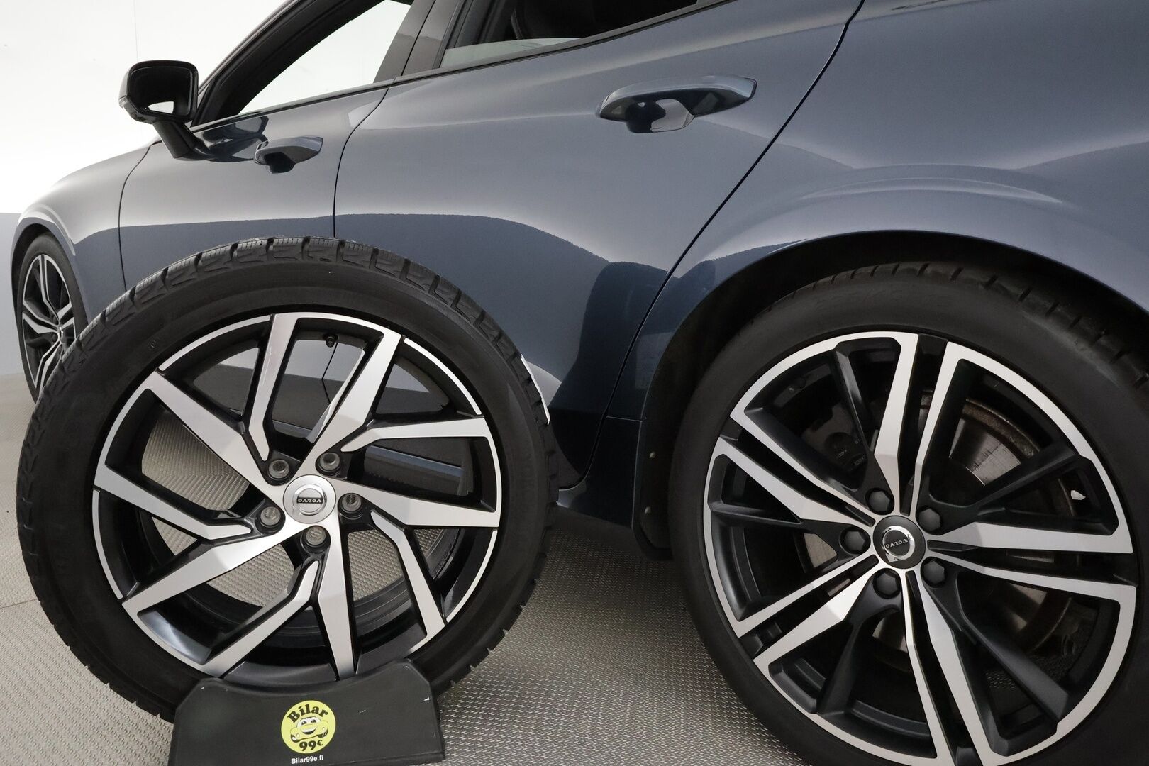 Volvo S60 2019 T5 Business R-Design aut **Adapt.vakkari / Muistipenkki / Webasto / H&K / 360.kamera / Full LED / KeylessGo** - 3,99 % KORKOTARJOUS TÄHÄN AUTOON - Suomi-auto / Merkkihuollettu / Kahdet renkaat aluvanteilla / Penkinlämmittimet takana / Tuulilasin lämmitin / Digimittaristo