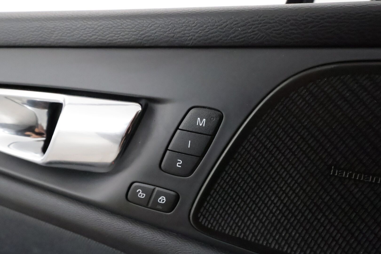 Volvo S60 2019 T5 Business R-Design aut **Adapt.vakkari / Muistipenkki / Webasto / H&K / 360.kamera / Full LED / KeylessGo** - 3,99 % KORKOTARJOUS TÄHÄN AUTOON - Suomi-auto / Merkkihuollettu / Kahdet renkaat aluvanteilla / Penkinlämmittimet takana / Tuulilasin lämmitin / Digimittaristo