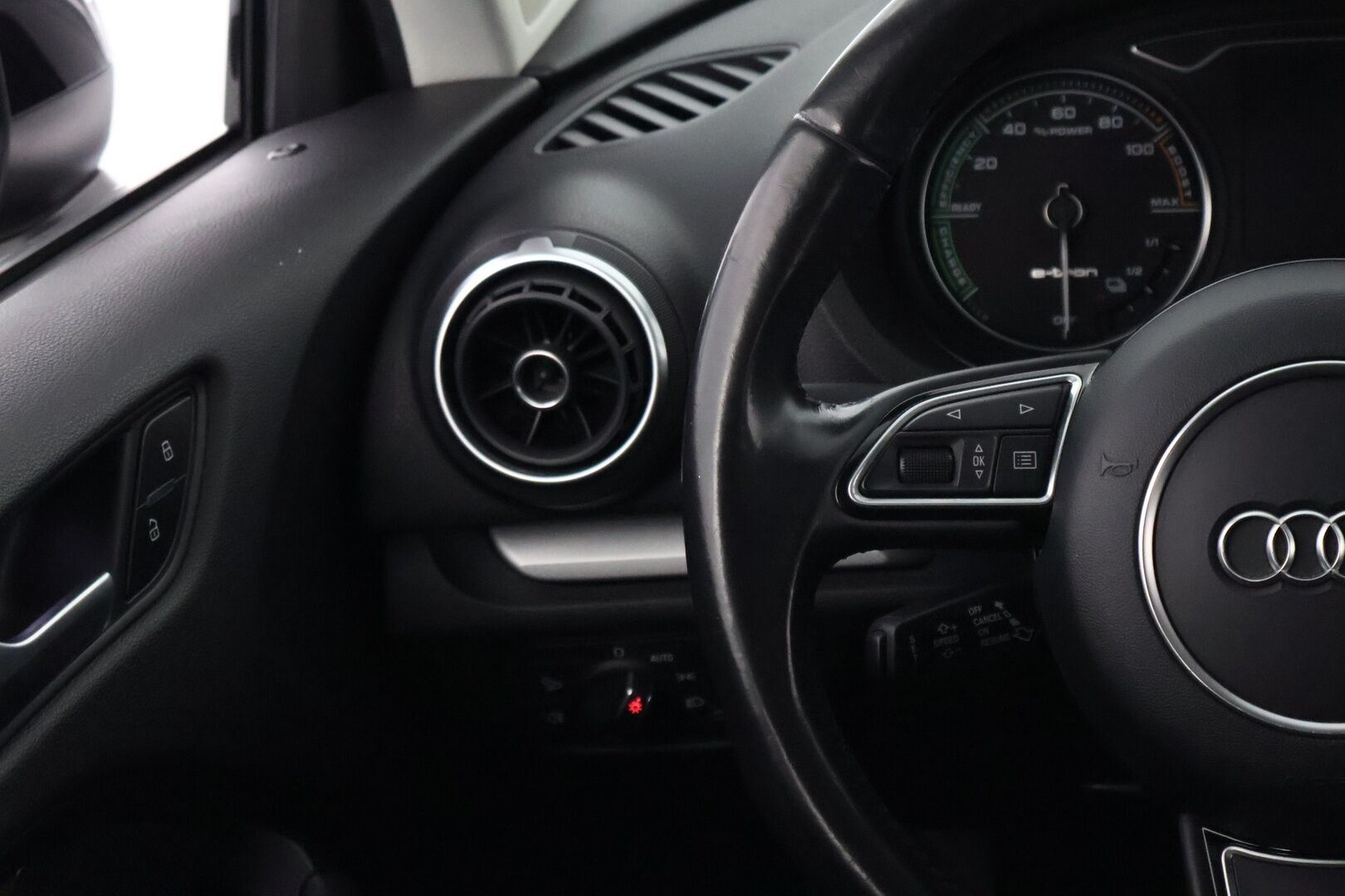 Audi A3 2015 Sportback Business Sport 1,4 TFSI e-tron S tronic - Vakkari / Peruutustutka / Lane Assist / Sporttipenkit / LED / KeylessGo / Kahdet hyvät merkkirenkaat / Juuri tullut!
