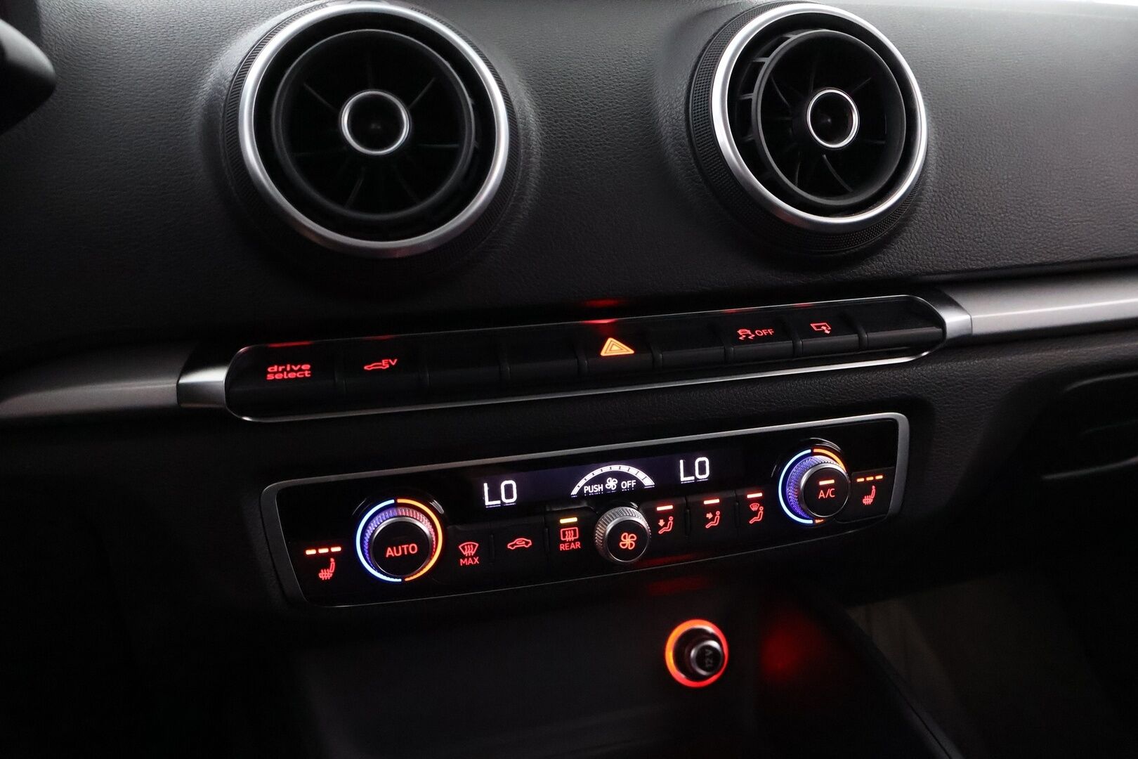 Audi A3 2015 Sportback Business Sport 1,4 TFSI e-tron S tronic - Vakkari / Peruutustutka / Lane Assist / Sporttipenkit / LED / KeylessGo / Kahdet hyvät merkkirenkaat / Juuri tullut!