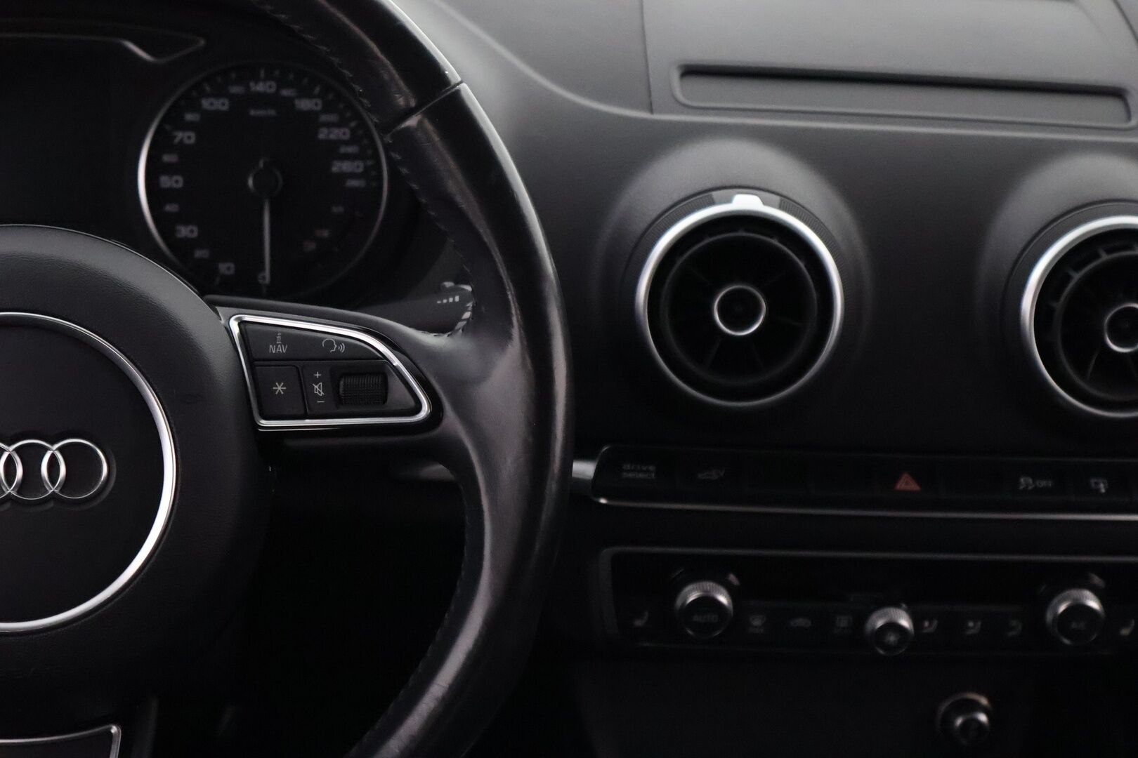 Audi A3 2015 Sportback Business Sport 1,4 TFSI e-tron S tronic - Vakkari / Peruutustutka / Lane Assist / Sporttipenkit / LED / KeylessGo / Kahdet hyvät merkkirenkaat / Juuri tullut!