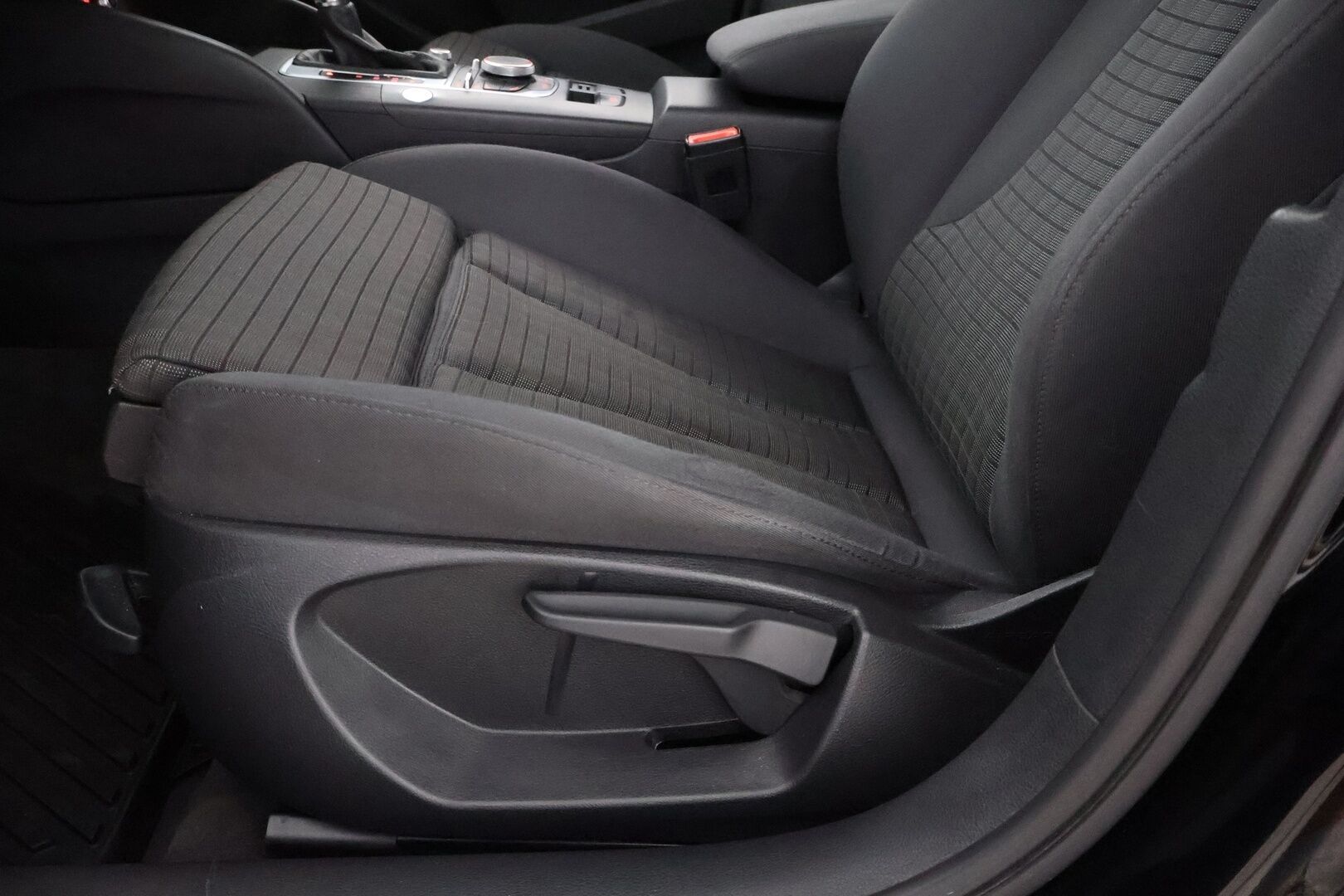 Audi A3 2015 Sportback Business Sport 1,4 TFSI e-tron S tronic - Vakkari / Peruutustutka / Lane Assist / Sporttipenkit / LED / KeylessGo / Kahdet hyvät merkkirenkaat / Juuri tullut!