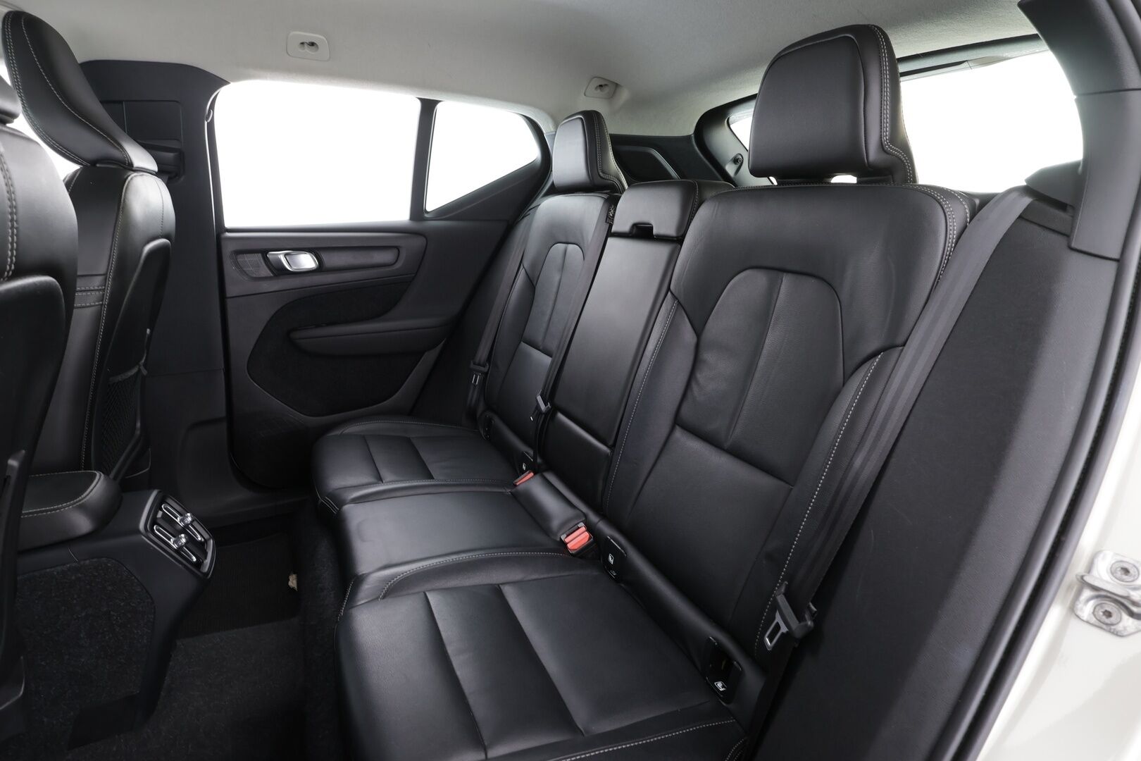 Volvo XC40 2019 D3 AWD Business Inscription aut * Webasto / ACC / LED / P.kamera / Sporttinahat / Keyless / Navi * - 1-om Suomi-auto / Kahdet renkaat / Merkkihuollettu! - Osta nyt, maksa vasta ensi vuonna