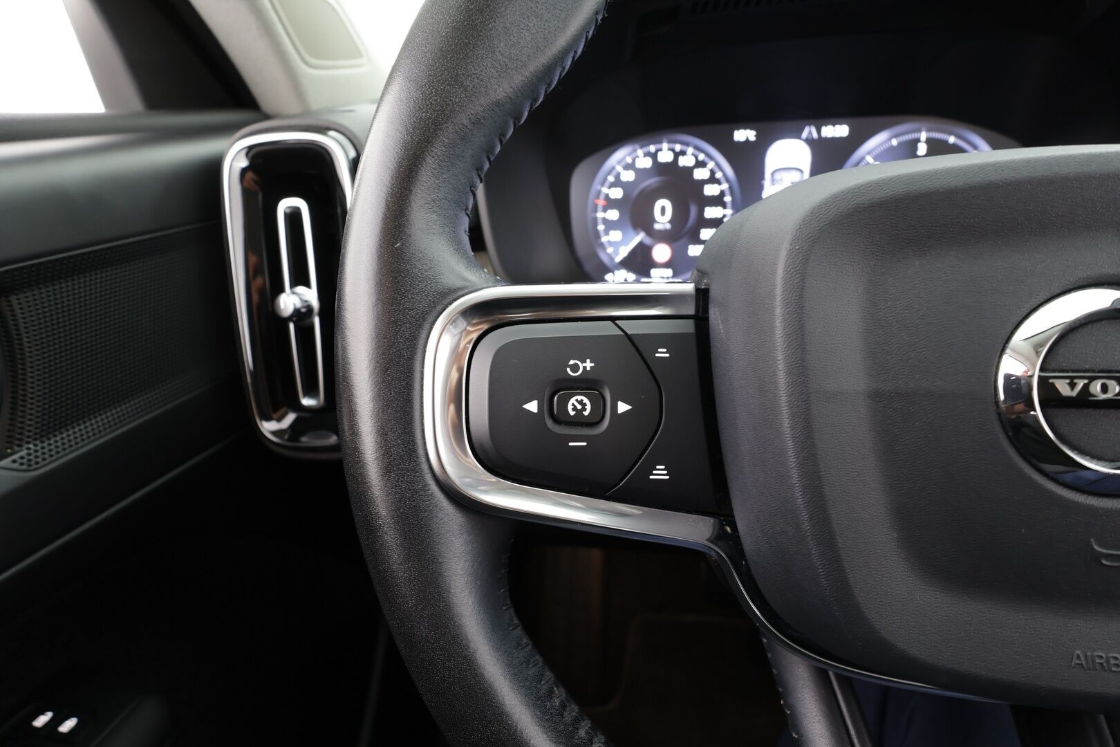 Volvo XC40 2019 D3 AWD Business Inscription aut * Webasto / ACC / LED / P.kamera / Sporttinahat / Keyless / Navi * - *1-OM Suomi-auto / Kahdet renkaat / Merkkihuollettu!*