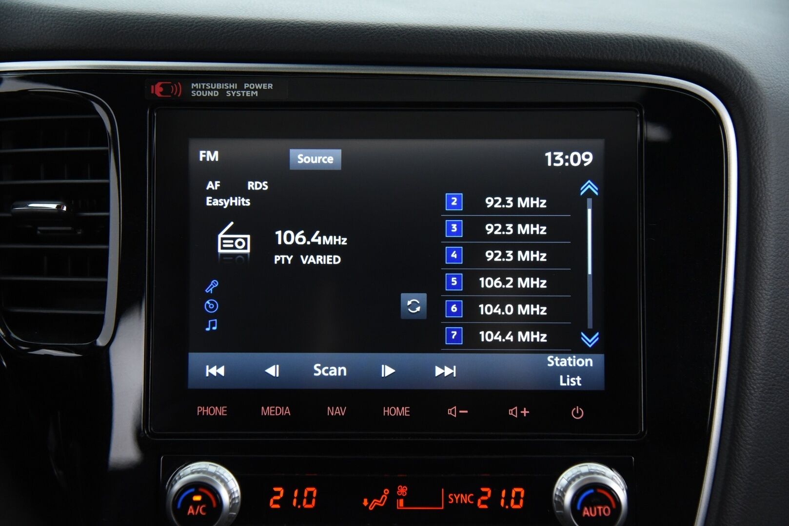 Mitsubishi OUTLANDER PHEV 2021 Instyle Business 4WD 5P ** Adapt.Vakkari / 2-Om Suomi / 360° Kamera / Kattoluukku / Navigointi - Tehtaan vetokoukku / BLIS / Lämmitettävä tuulilasi / Ratin lämmitin / 