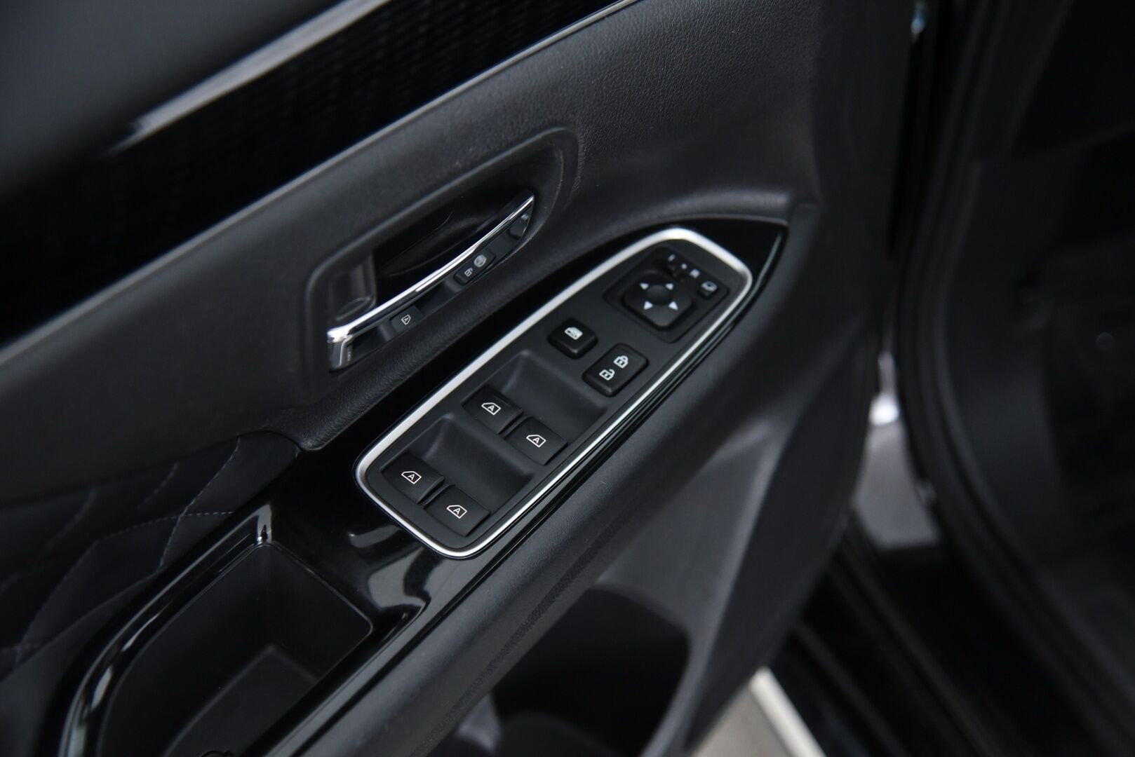 Mitsubishi OUTLANDER PHEV 2021 Instyle Business 4WD 5P ** Adapt.Vakkari / 2-Om Suomi / 360° Kamera / Kattoluukku / Navigointi - Tehtaan vetokoukku / BLIS / Lämmitettävä tuulilasi / Ratin lämmitin / 