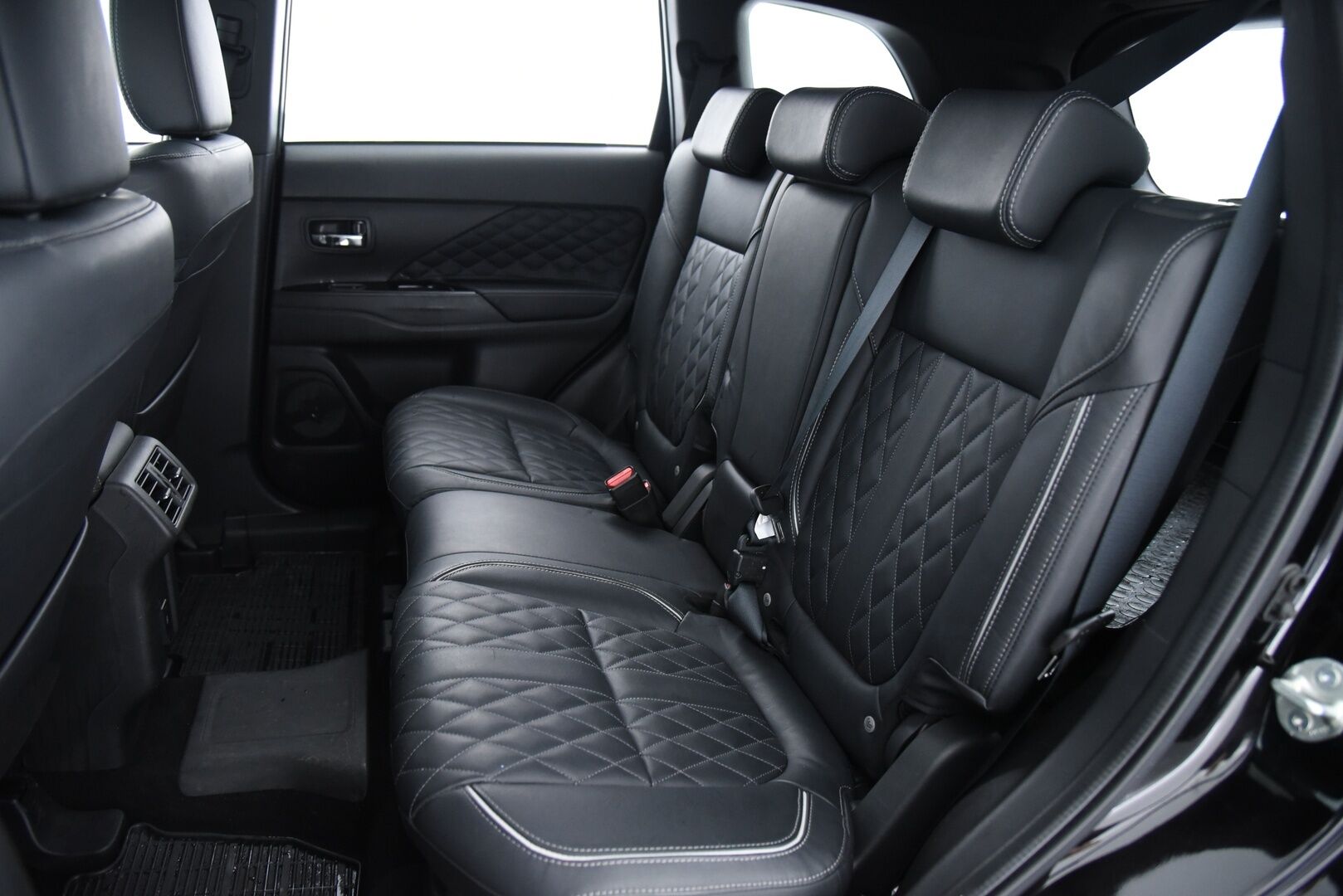 Mitsubishi OUTLANDER PHEV 2021 Instyle Business 4WD 5P ** Adapt.Vakkari / 2-Om Suomi / 360° Kamera / Kattoluukku / Navigointi - Tehtaan vetokoukku / BLIS / Lämmitettävä tuulilasi / Ratin lämmitin / 