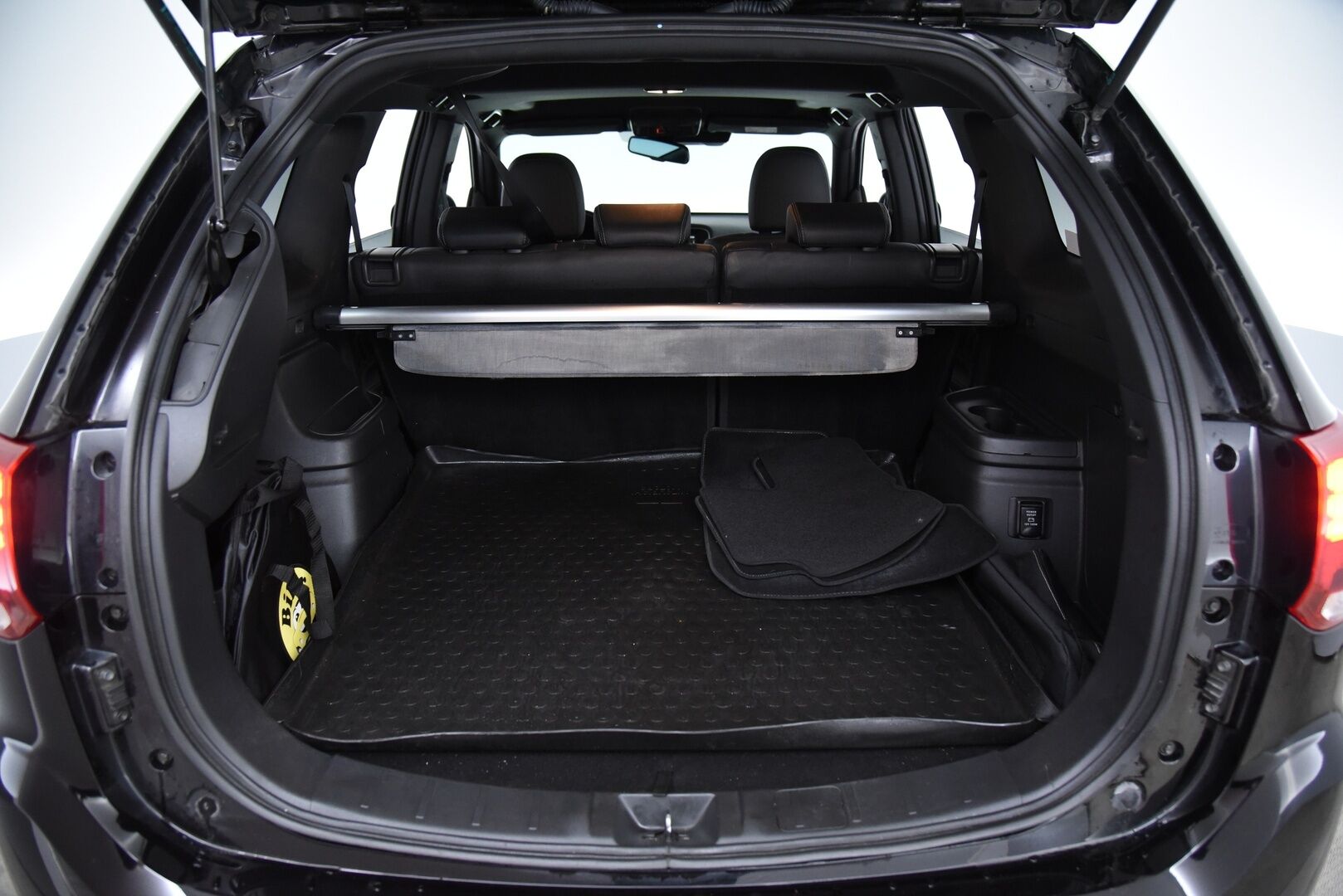 Mitsubishi OUTLANDER PHEV 2021 Instyle Business 4WD 5P ** Adapt.Vakkari / 2-Om Suomi / 360° Kamera / Kattoluukku / Navigointi - Tehtaan vetokoukku / BLIS / Lämmitettävä tuulilasi / Ratin lämmitin / 