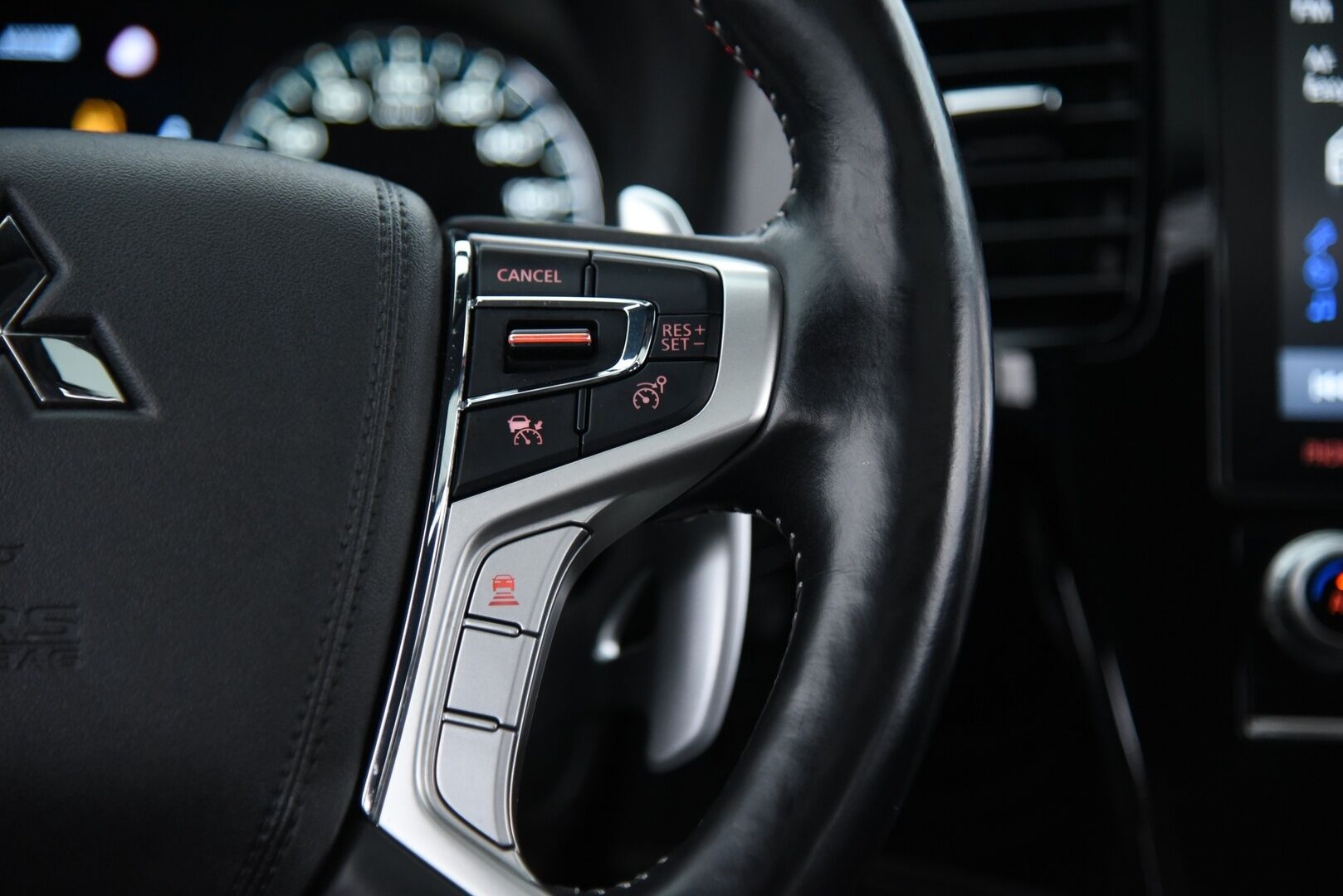 Mitsubishi OUTLANDER PHEV 2021 Instyle Business 4WD 5P ** Adapt.Vakkari / 2-Om Suomi / 360° Kamera / Kattoluukku / Navigointi - Tehtaan vetokoukku / BLIS / Lämmitettävä tuulilasi / Ratin lämmitin / 