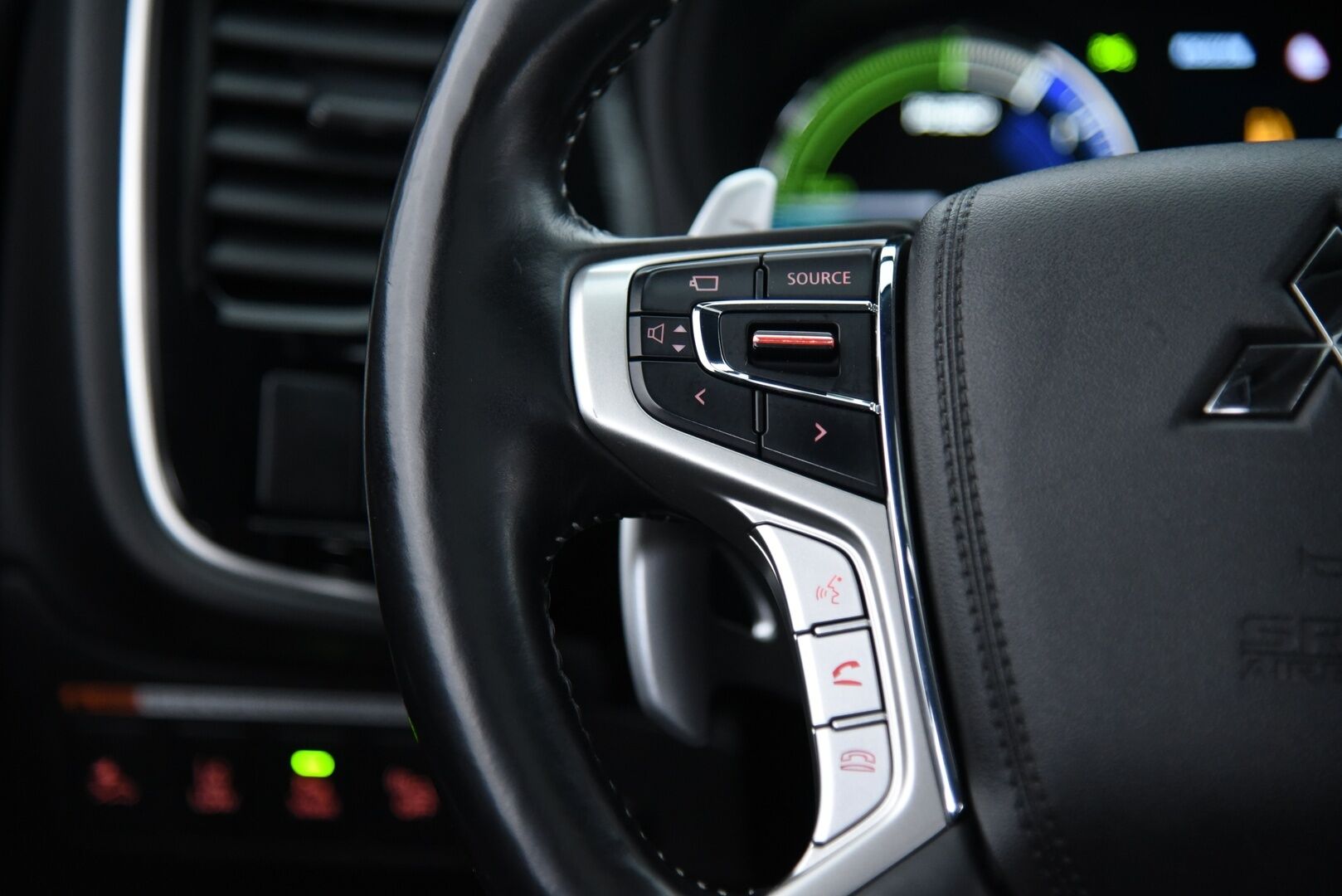 Mitsubishi OUTLANDER PHEV 2021 Instyle Business 4WD 5P ** Adapt.Vakkari / 2-Om Suomi / 360° Kamera / Kattoluukku / Navigointi - Tehtaan vetokoukku / BLIS / Lämmitettävä tuulilasi / Ratin lämmitin / 