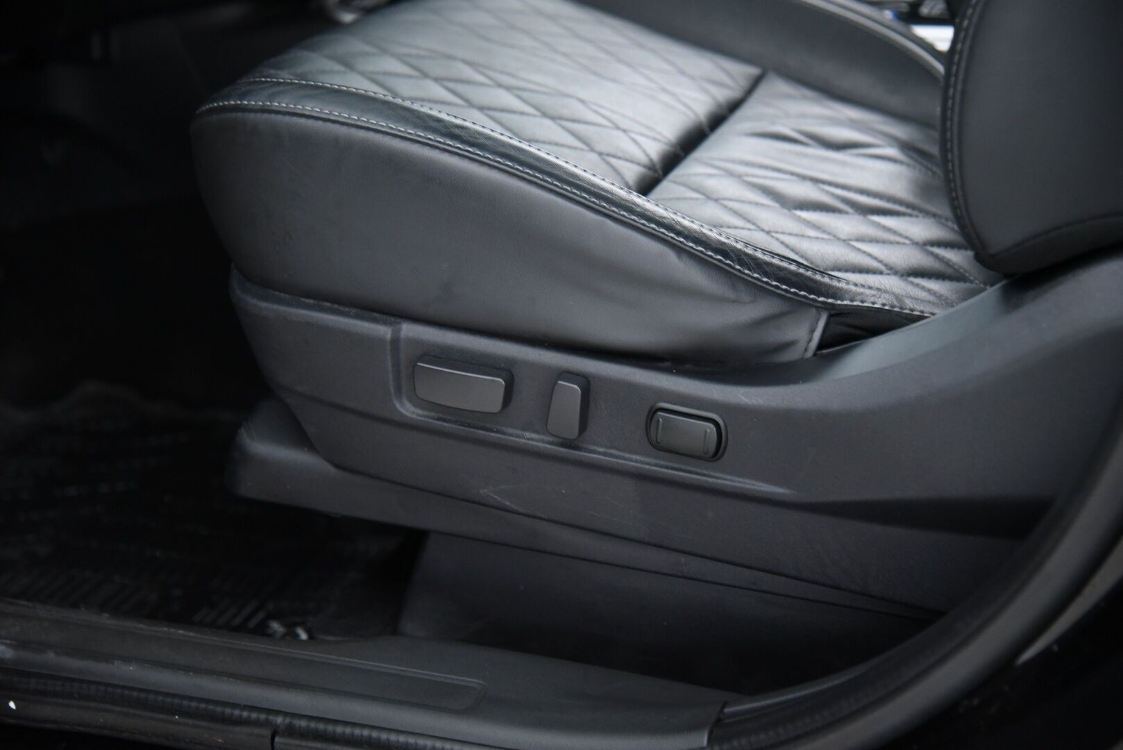 Mitsubishi OUTLANDER PHEV 2021 Instyle Business 4WD 5P ** Adapt.Vakkari / 2-Om Suomi / 360° Kamera / Kattoluukku / Navigointi - Tehtaan vetokoukku / BLIS / Lämmitettävä tuulilasi / Ratin lämmitin / 