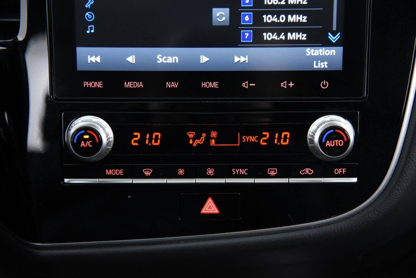 Mitsubishi OUTLANDER PHEV 2021 Instyle Business 4WD 5P ** Adapt.Vakkari / 2-Om Suomi / 360° Kamera / Kattoluukku / Navigointi - Tehtaan vetokoukku / BLIS / Lämmitettävä tuulilasi / Ratin lämmitin / 