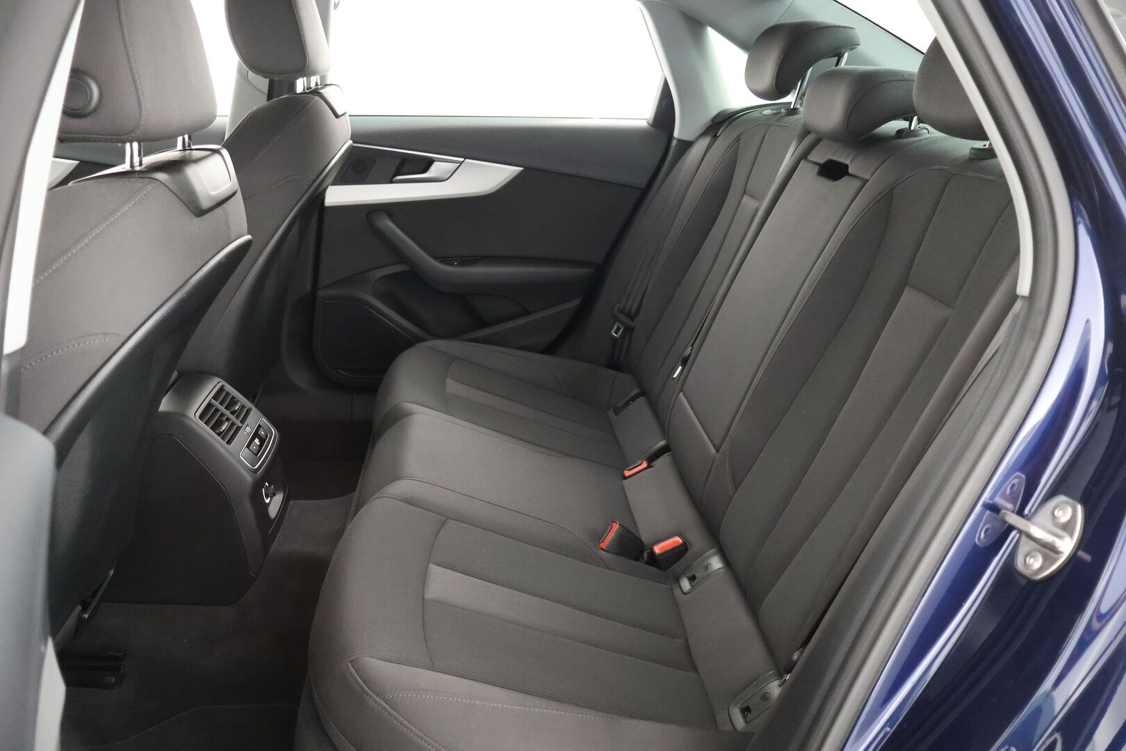 Audi A4 2020 40 TFSI 140 kW MHEV S-Line Business S-tronic - Suomi-Auto | Webasto | Digimittaristo | Matrix-Ajovalot | Vetokoukku | P-kamera | Vakkari