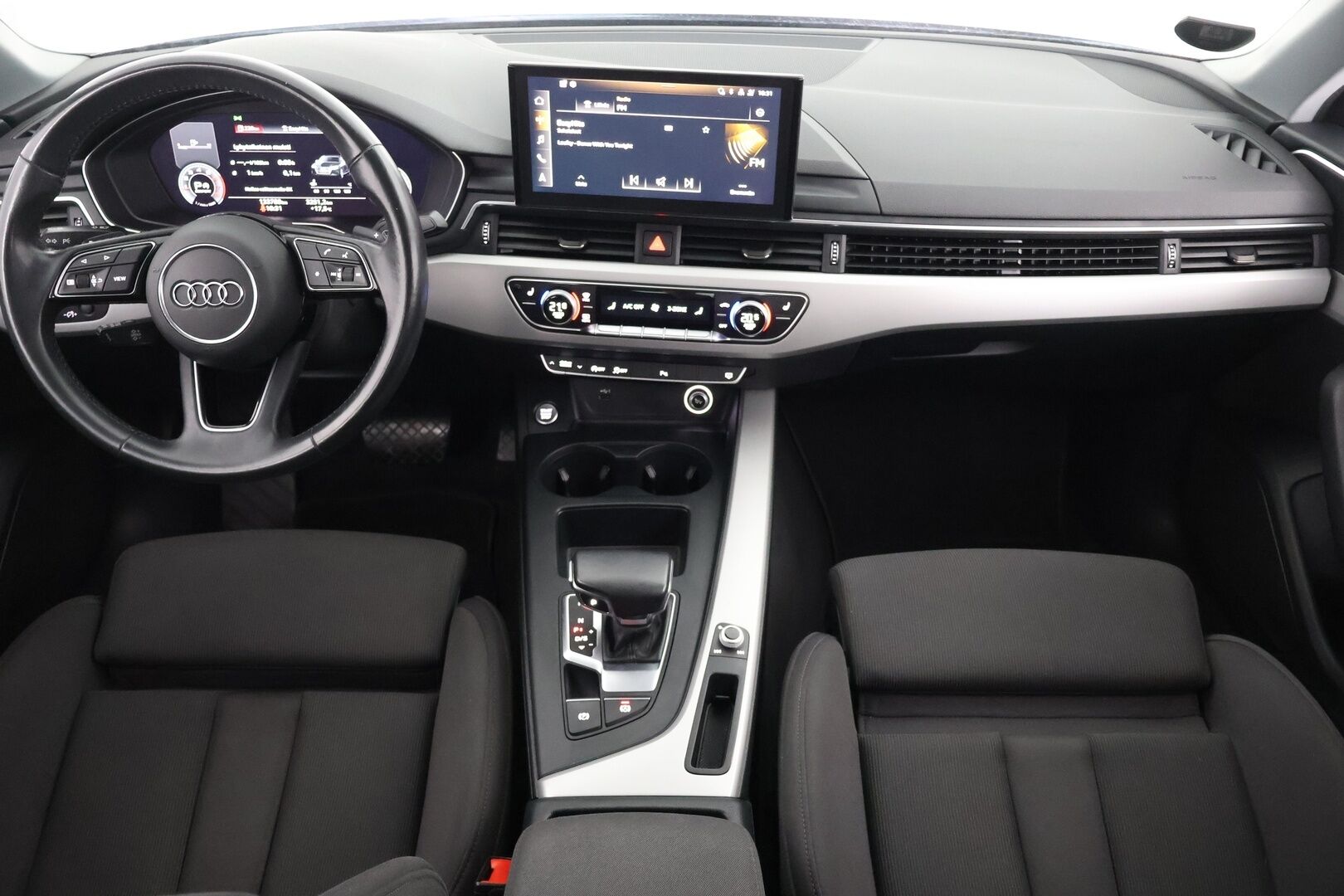 Audi A4 2020 40 TFSI 140 kW MHEV S-Line Business S-tronic - Suomi-Auto | Webasto | Digimittaristo | Matrix-Ajovalot | Vetokoukku | P-kamera | Vakkari