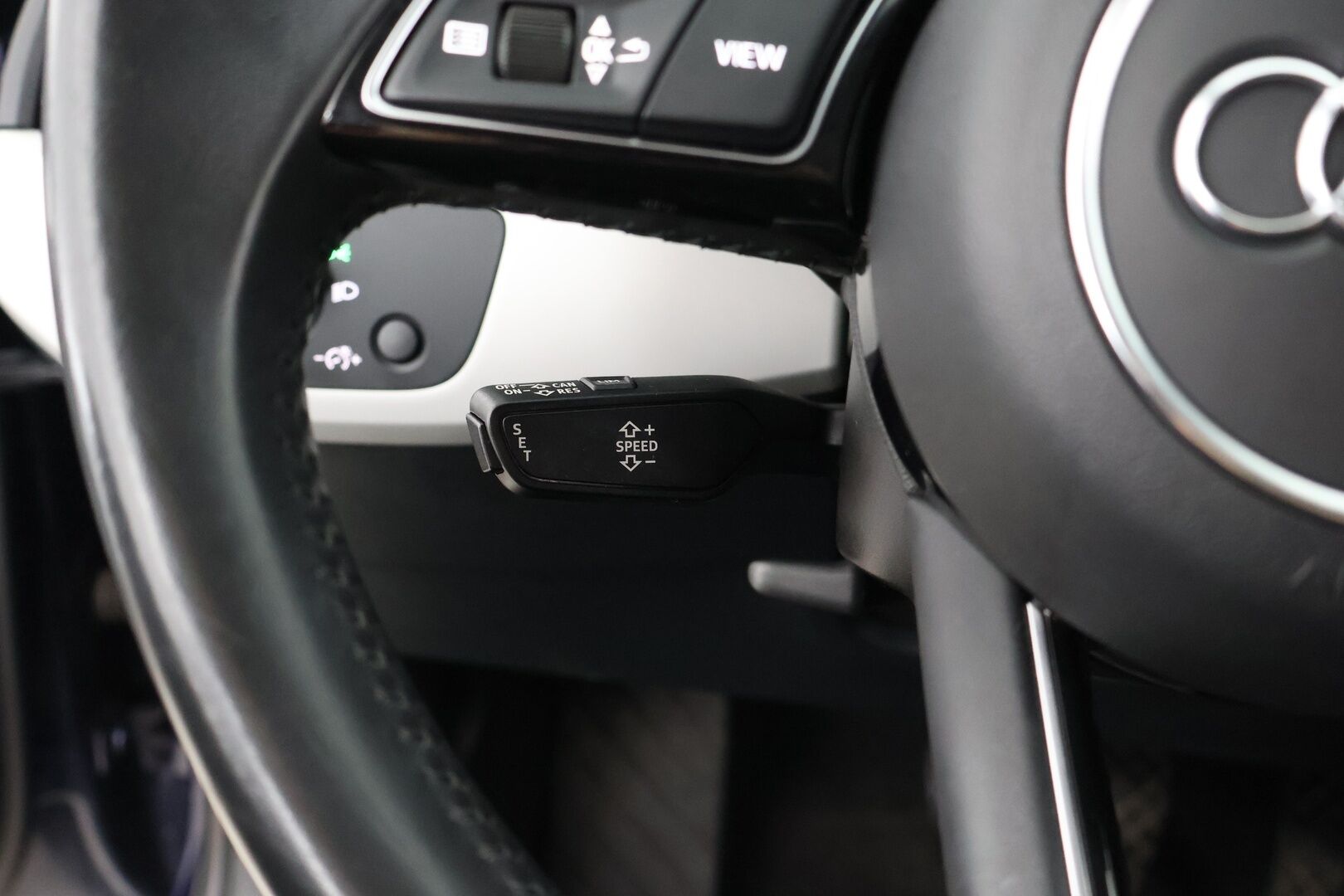 Audi A4 2020 40 TFSI 140 kW MHEV S-Line Business S-tronic - Suomi-Auto | Webasto | Digimittaristo | Matrix-Ajovalot | Vetokoukku | P-kamera | Vakkari