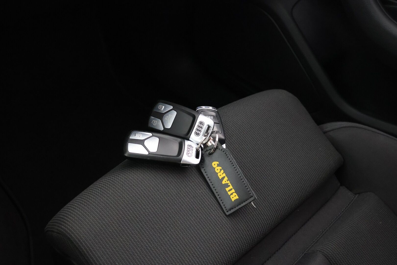 Audi A4 2020 40 TFSI 140 kW MHEV S-Line Business S-tronic - Suomi-Auto | Webasto | Digimittaristo | Matrix-Ajovalot | Vetokoukku | P-kamera | Vakkari