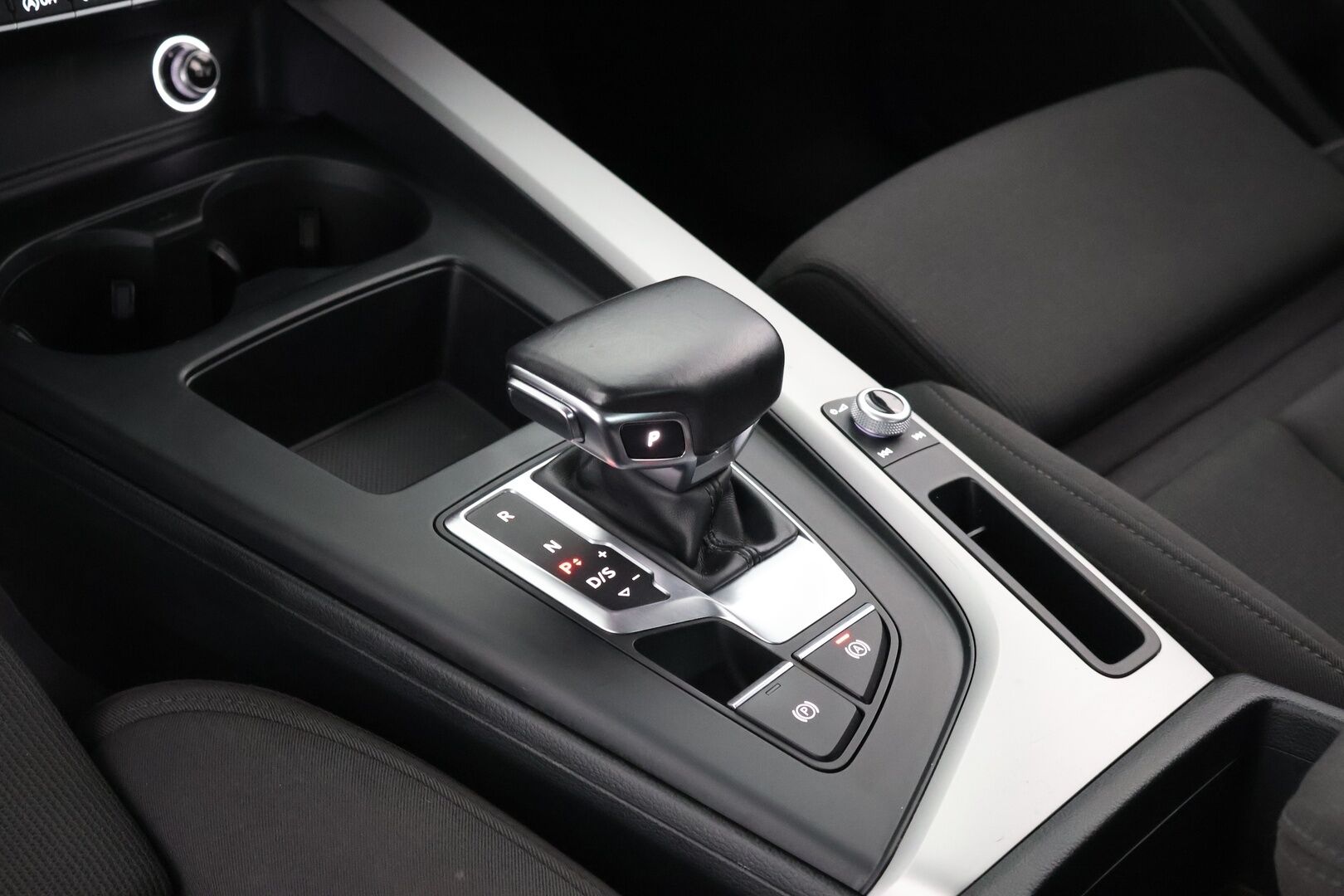 Audi A4 2020 40 TFSI 140 kW MHEV S-Line Business S-tronic - Suomi-Auto | Webasto | Digimittaristo | Matrix-Ajovalot | Vetokoukku | P-kamera | Vakkari