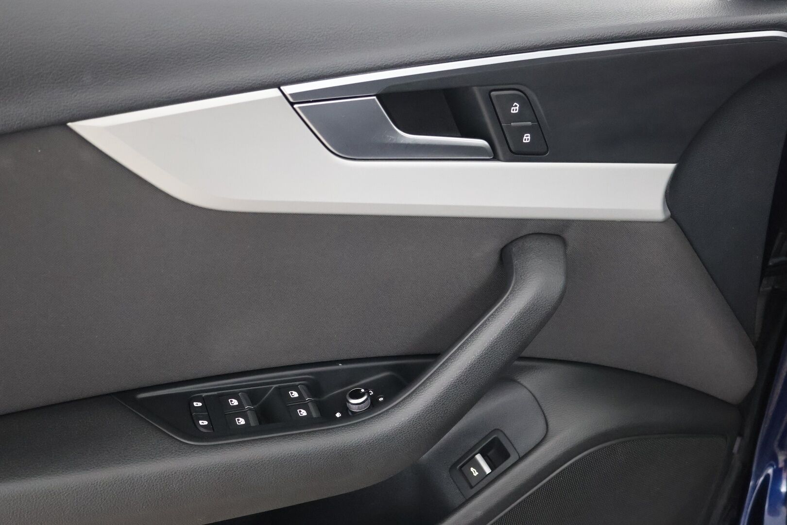 Audi A4 2020 40 TFSI 140 kW MHEV S-Line Business S-tronic - Suomi-Auto | Webasto | Digimittaristo | Matrix-Ajovalot | Vetokoukku | P-kamera | Vakkari