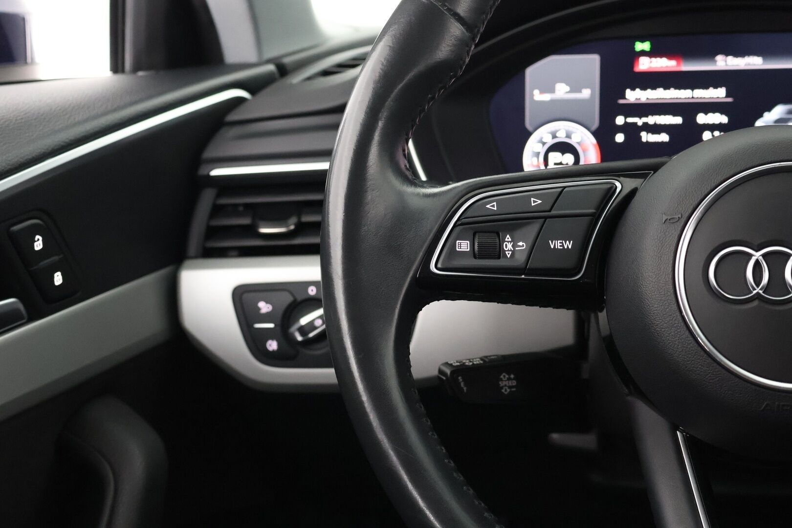 Audi A4 2020 40 TFSI 140 kW MHEV S-Line Business S-tronic - Suomi-Auto | Webasto | Digimittaristo | Matrix-Ajovalot | Vetokoukku | P-kamera | Vakkari