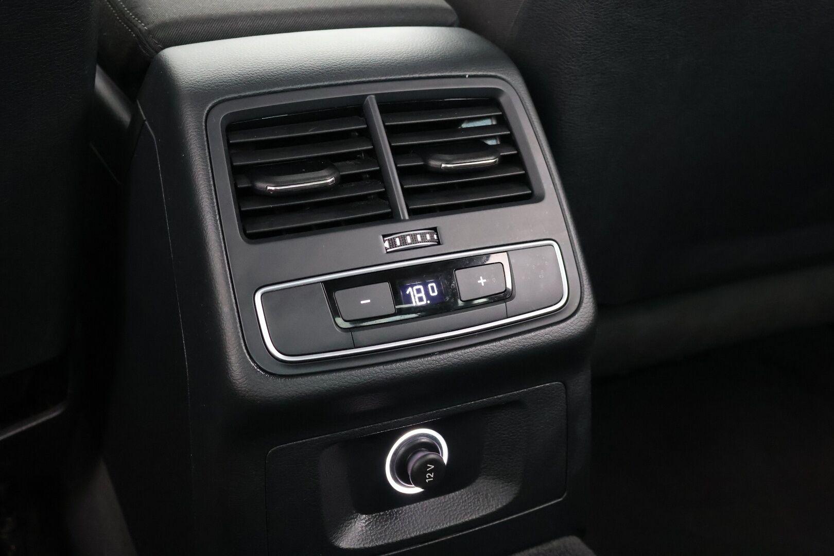 Audi A4 2020 40 TFSI 140 kW MHEV S-Line Business S-tronic - Suomi-Auto | Webasto | Digimittaristo | Matrix-Ajovalot | Vetokoukku | P-kamera | Vakkari