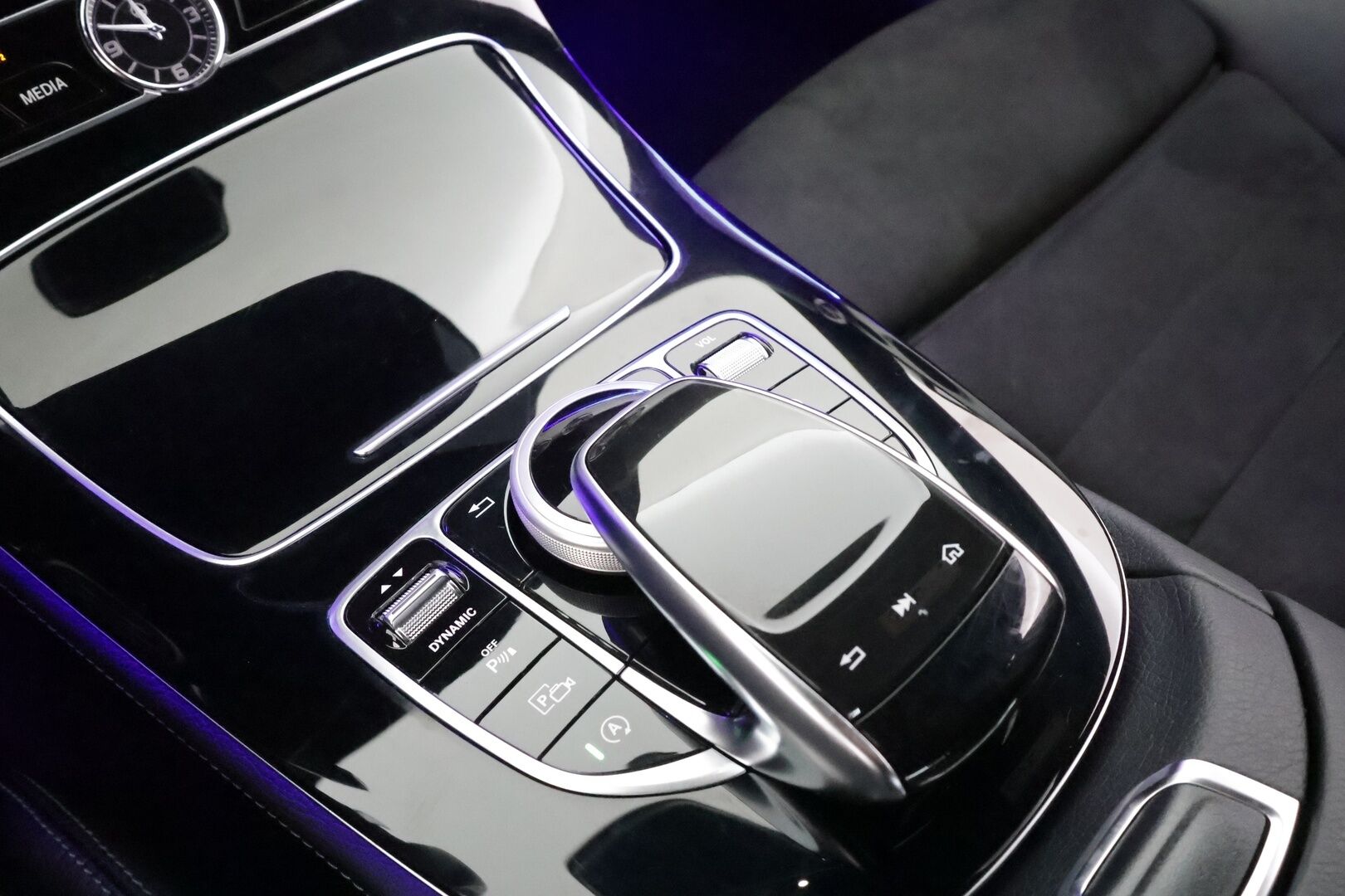 Mercedes-Benz E 2017 200 A Coupé Business AMG * Webasto / Multibeam / P.kamera / Katveavustin / Sportpenkit / Ambient-valot / Keyless * - Kahdet renkaat