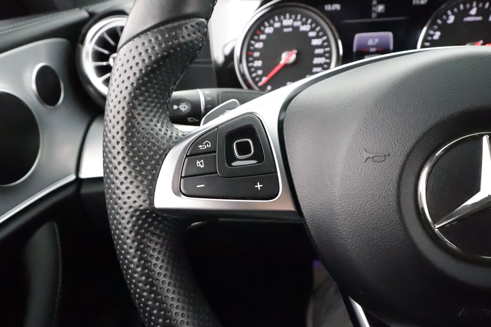 Mercedes-Benz E 2017 200 A Coupé Business AMG * Webasto / Multibeam / P.kamera / Katveavustin / Sportpenkit / Ambient-valot / Keyless * - Kahdet renkaat