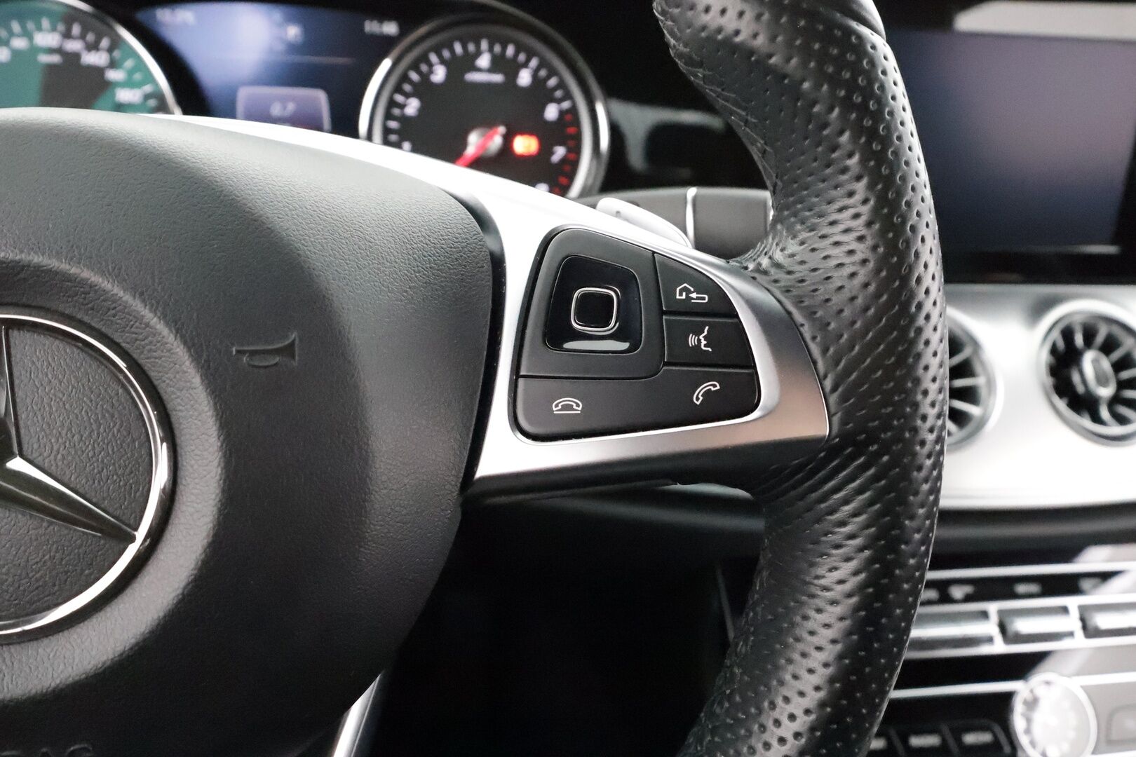 Mercedes-Benz E 2017 200 A Coupé Business AMG * Webasto / Multibeam / P.kamera / Katveavustin / Sportpenkit / Ambient-valot / Keyless * - Kahdet renkaat - HULLU BLACKWEEK KORKOTARJOUS 2,49%