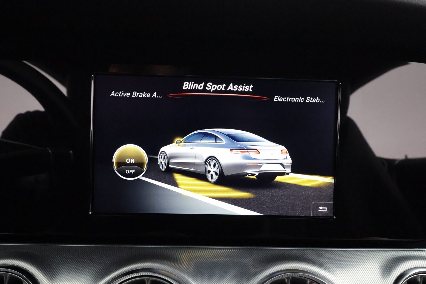 Mercedes-Benz E 2017 200 A Coupé Business AMG * Webasto / Multibeam / P.kamera / Katveavustin / Sportpenkit / Ambient-valot / Keyless * - Kahdet renkaat