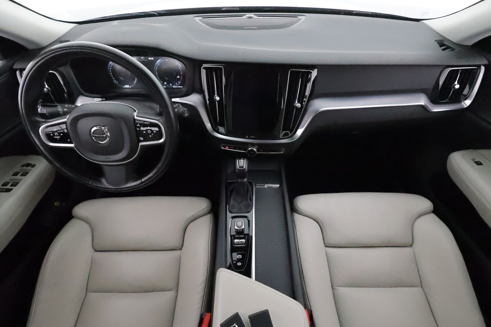 Volvo V60 2020 D3 AWD Business aut **Webasto / Adapt.Vakkari / LED-valot / P.Tutkat / Harman/Kardon / Sporttinahat / Navi** - Suomi-auto / Kahdet Renkaat