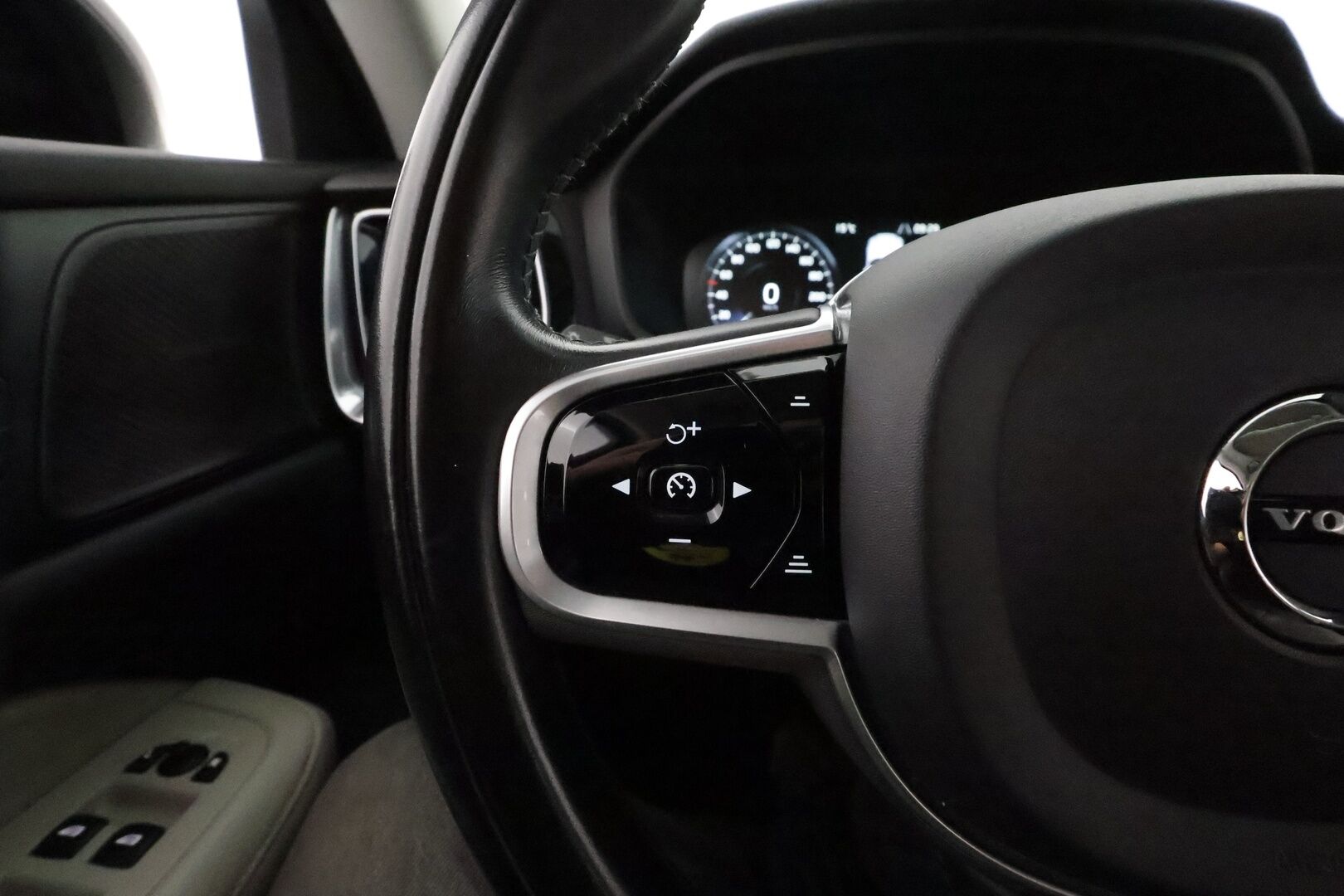 Volvo V60 2020 D3 AWD Business aut **Webasto / Adapt.Vakkari / LED-valot / P.Tutkat / Harman/Kardon / Sporttinahat / Navi** - Suomi-auto / Kahdet Renkaat