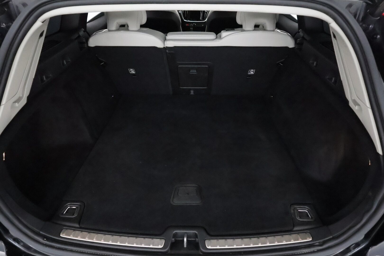 Volvo V60 2020 D3 AWD Business aut **Webasto / Adapt.Vakkari / LED-valot / P.Tutkat / Harman/Kardon / Sporttinahat / Navi** - Suomi-auto / Kahdet Renkaat