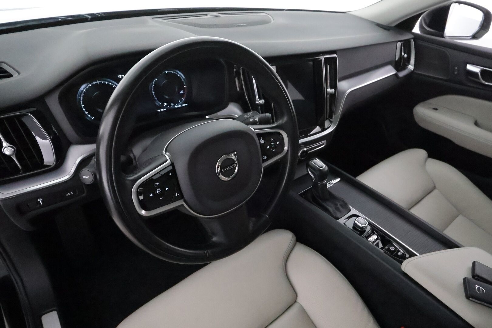 Volvo V60 2020 D3 AWD Business aut **Webasto / Adapt.Vakkari / LED-valot / P.Tutkat / Harman/Kardon / Sporttinahat / Navi** - Suomi-auto / Kahdet Renkaat