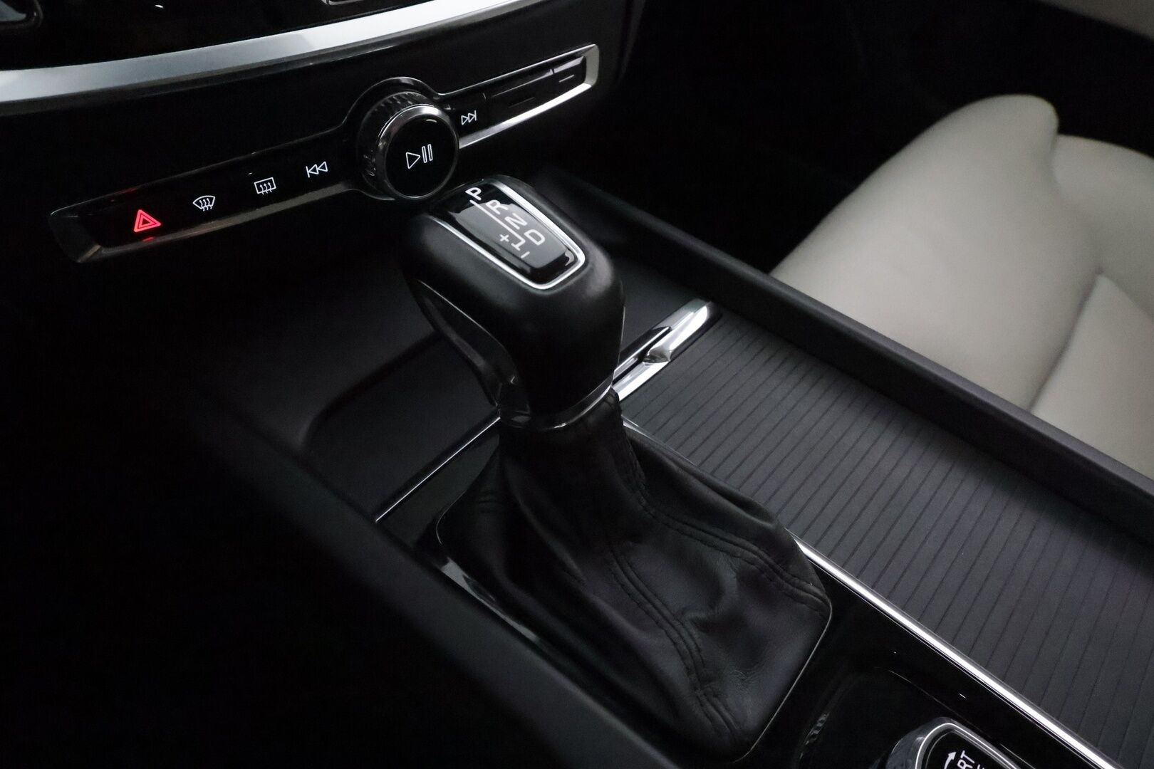 Volvo V60 2020 D3 AWD Business aut **Webasto / Adapt.Vakkari / LED-valot / P.Tutkat / Harman/Kardon / Sporttinahat / Navi** - Suomi-auto / Kahdet Renkaat