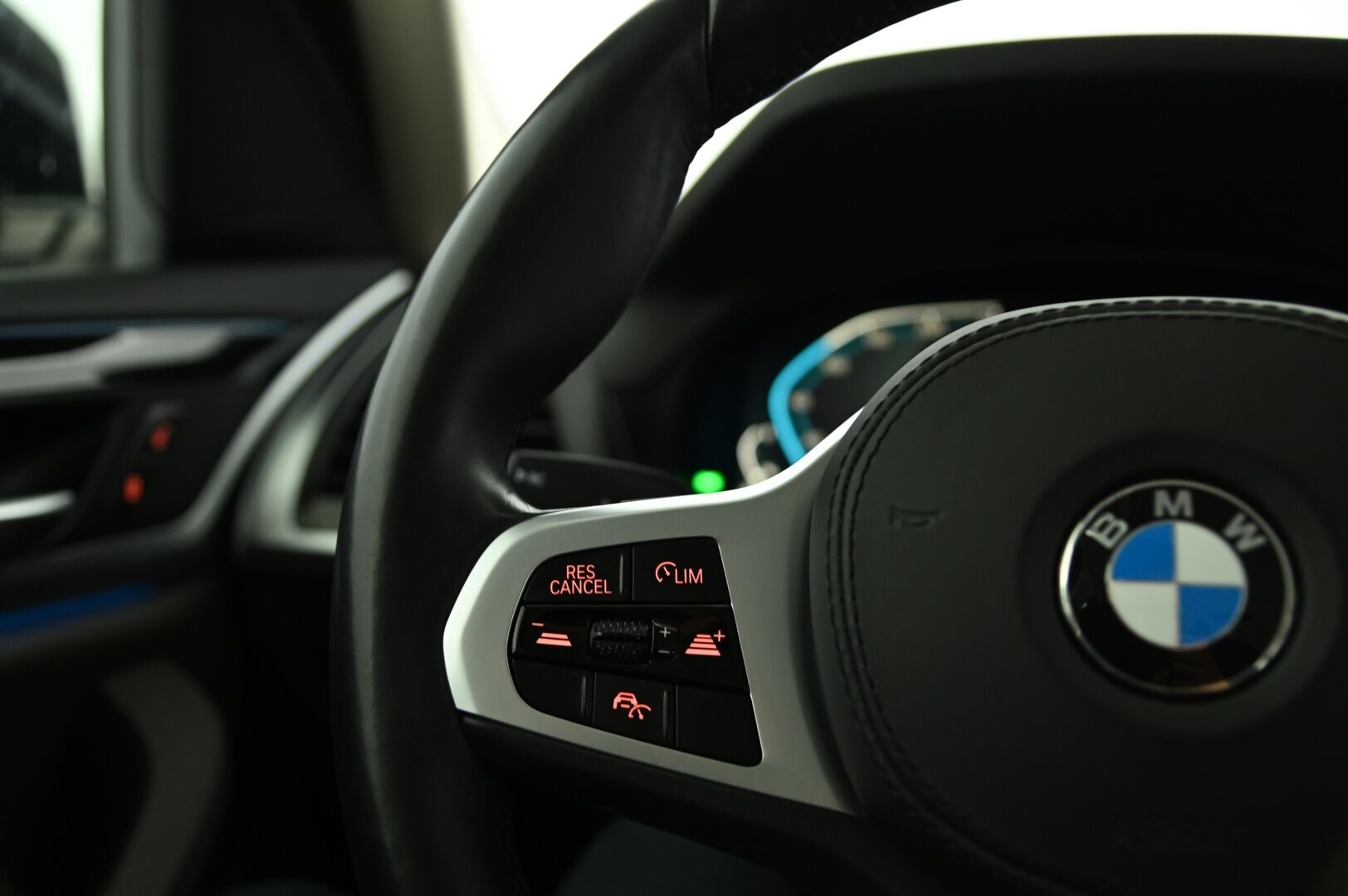 BMW X3 2020 G01 xDrive 30e A Business xLine *ACC / Adapt. LED /360-kamera / Hifi / Eleohjaus / M-Sport ratti / Nahat / Proff. nav / Carplay* - 3,99 % KORKOTARJOUS TÄHÄN AUTOON - Akkutestattu! SOH Arvo 90% /1- omisteinen Suomi-auto täydellisellä merkkihuolto historialla!