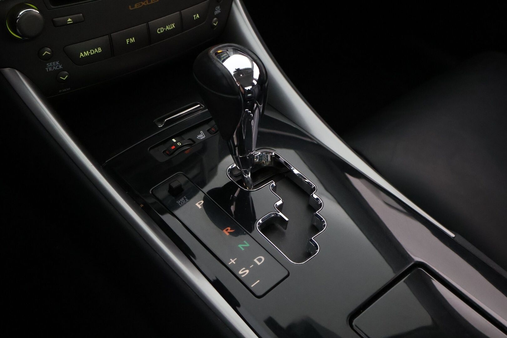 Lexus IS 2012 250 Executive aut - Nahkasisusta / KeylessGo / Vakkari / Xenon / Sähköpenkit / Lohkolämmitin / 2x Renkaat aluvantein / Vähän ajettu!