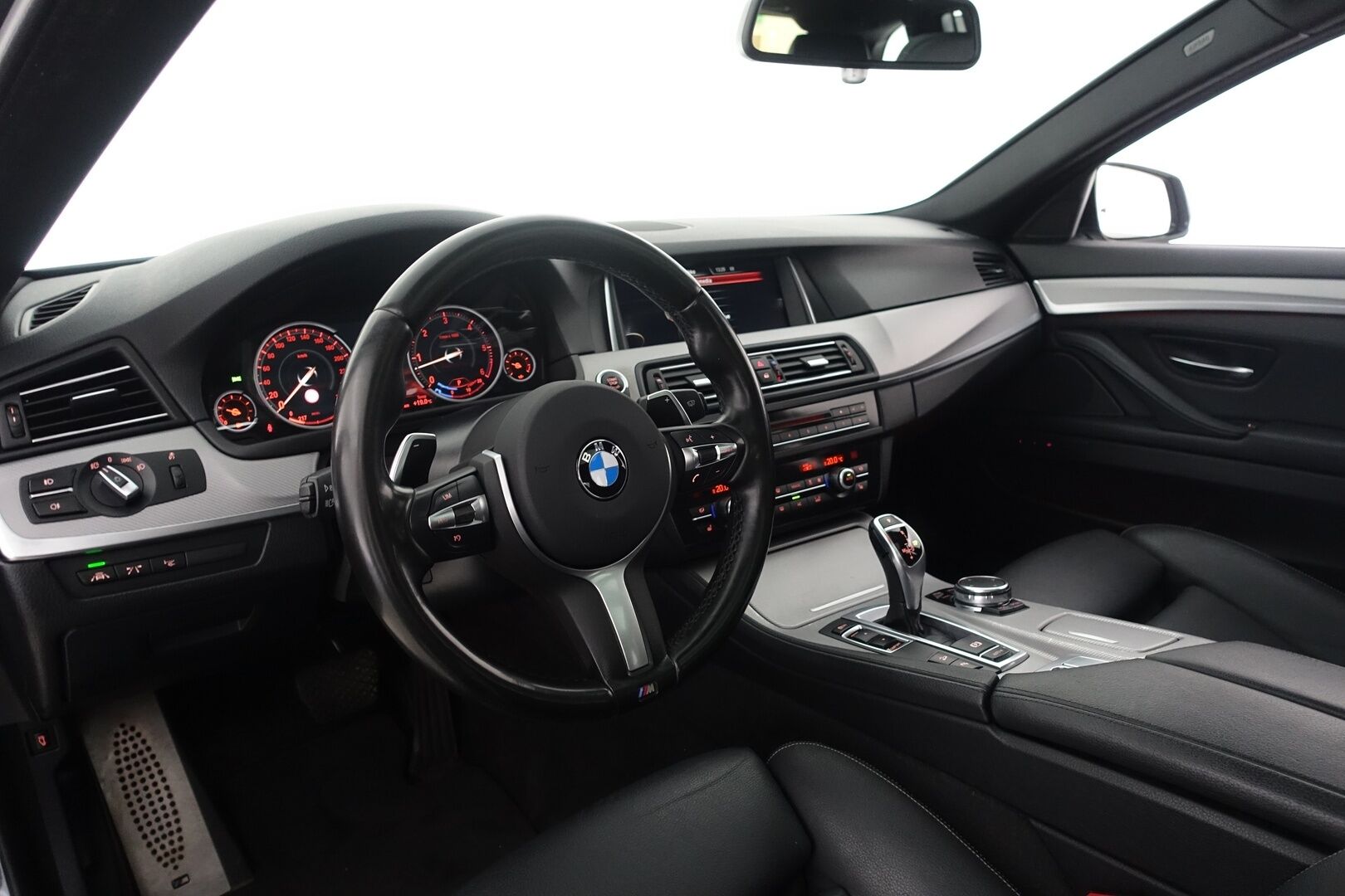 BMW 530 2016 F11 Touring 530d A xDrive Business M Sport - | SUPERVARUSTEET | HUD | Imuovet | Digimittaristo | Panoraama | Comfort Penkit Muistilla  | DA | HiFi | Proffa Navi | Comfort Access | Adapt. LED | Nahkasisusta |