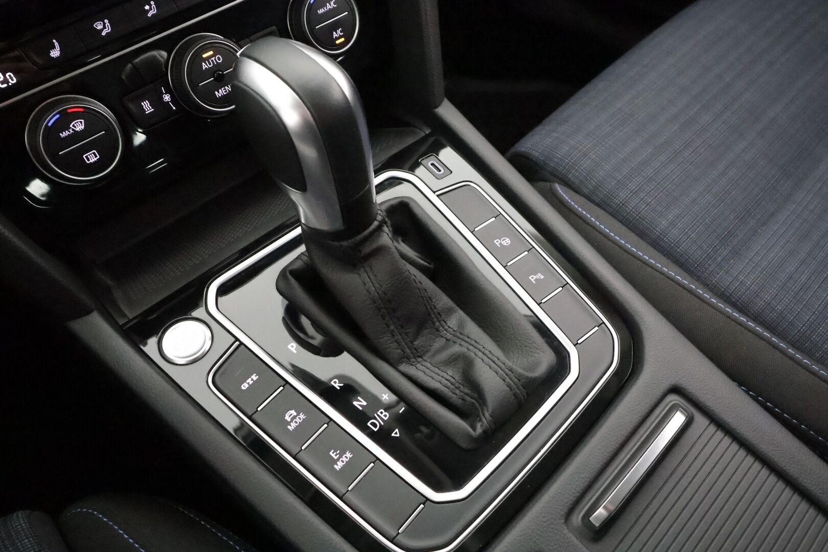 Volkswagen Passat 2020 Variant GTE Plug-In Hybrid 160 kW DSG * Webasto / Koukku / ACC / Matrix / P.Kamera / Kaistavahti / Navi / Keyless * - Suomi-auto / Kahdet renkaat aluvanteilla / 2x Latauskaapelit - HULLUT AVAJAISHULINAT KORKOTARJOUS 3,29 %