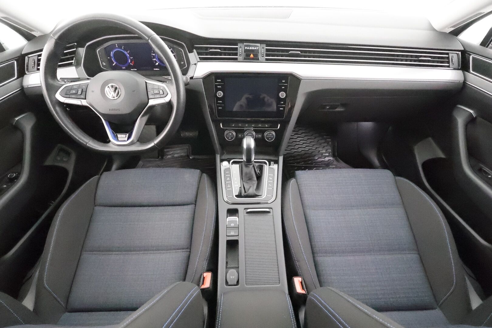 Volkswagen Passat 2020 Variant GTE Plug-In Hybrid 160 kW DSG * Webasto / Koukku / ACC / Matrix / P.Kamera / Kaistavahti / Navi / Keyless * - Suomi-auto / Kahdet renkaat aluvanteilla / 2x Latauskaapelit - HULLUT AVAJAISHULINAT KORKOTARJOUS 3,29 %