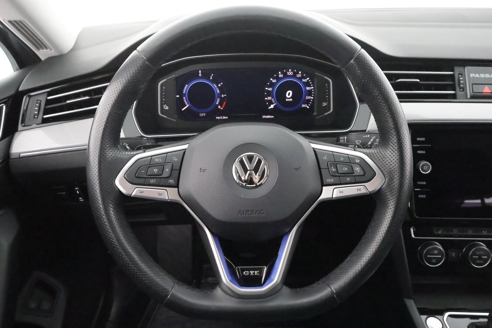 Volkswagen Passat 2020 Variant GTE Plug-In Hybrid 160 kW DSG * Webasto / Koukku / ACC / Matrix / P.Kamera / Kaistavahti / Navi / Keyless * - Suomi-auto / Kahdet renkaat aluvanteilla / 2x Latauskaapelit - HULLUT AVAJAISHULINAT KORKOTARJOUS 3,29 %