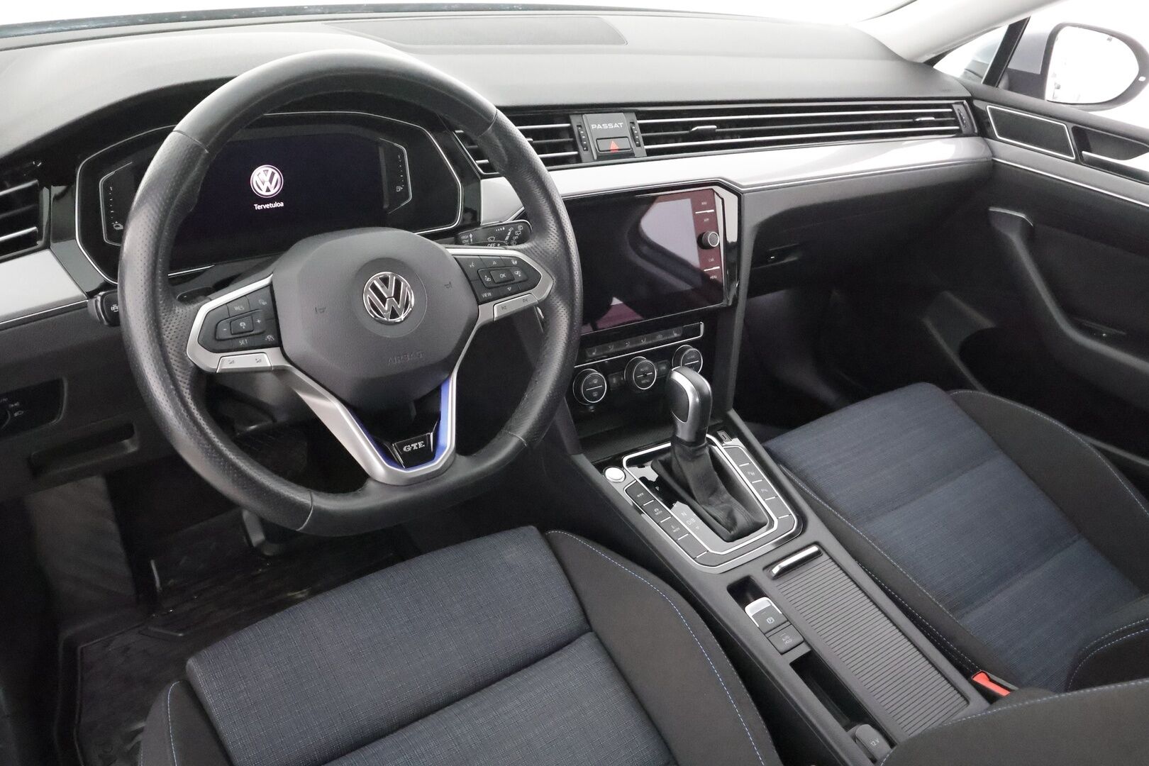 Volkswagen Passat 2020 Variant GTE Plug-In Hybrid 160 kW DSG * Webasto / Koukku / ACC / Matrix / P.Kamera / Kaistavahti / Navi / Keyless * - Suomi-auto / Kahdet renkaat aluvanteilla / 2x Latauskaapelit - HULLUT AVAJAISHULINAT KORKOTARJOUS 3,29 %