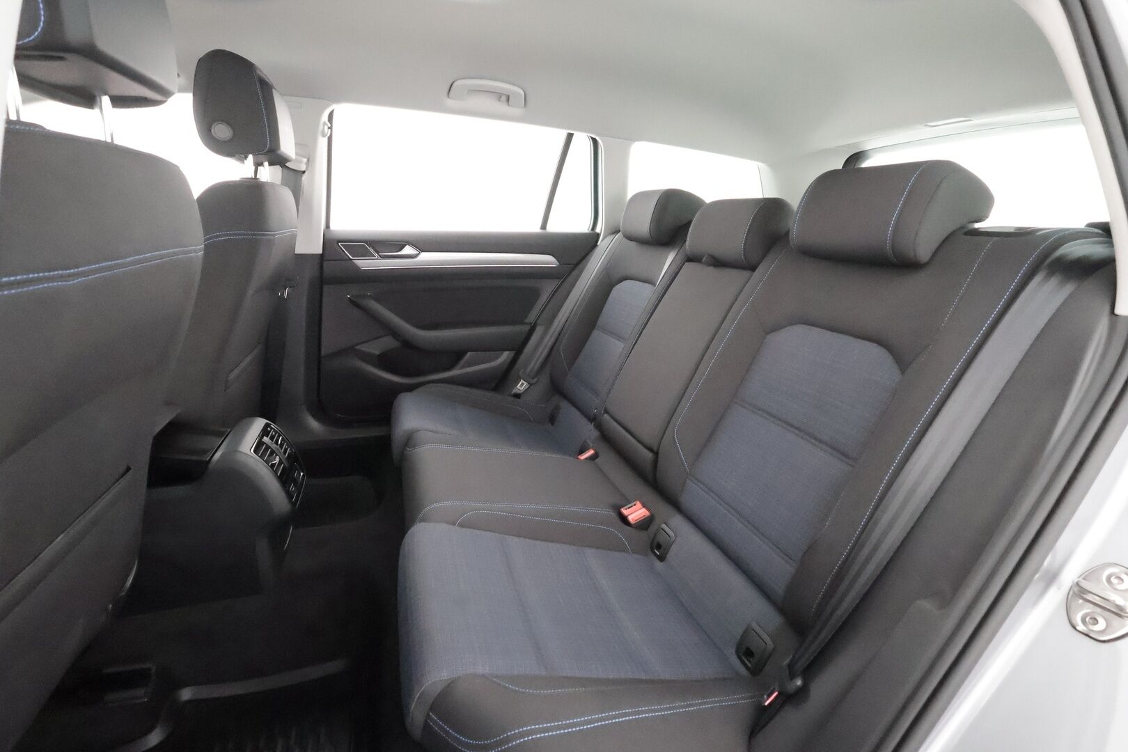 Volkswagen Passat 2020 Variant GTE Plug-In Hybrid 160 kW DSG * Webasto / Koukku / ACC / Matrix / P.Kamera / Kaistavahti / Navi / Keyless * - Suomi-auto / Kahdet renkaat aluvanteilla / 2x Latauskaapelit - HULLUT AVAJAISHULINAT KORKOTARJOUS 3,29 %