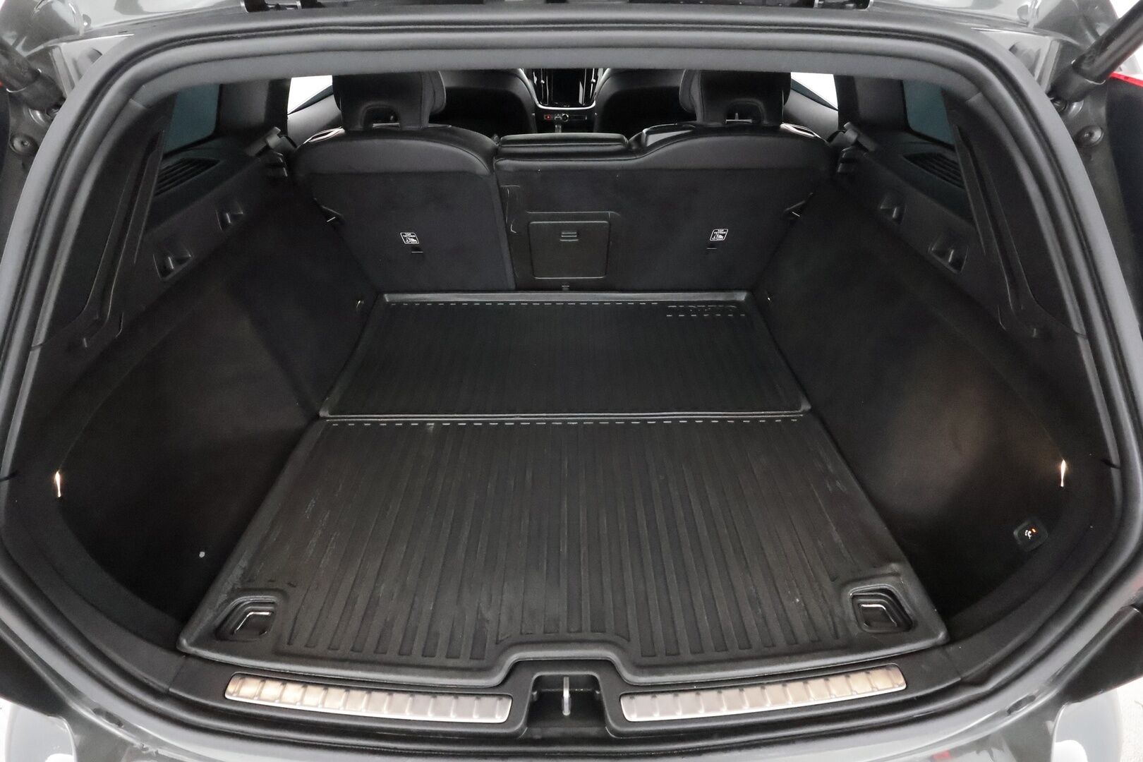 Volvo V60 2020 T5 AWD Business R-Design aut * Webasto / Koukku / ACC / Full-LED / 360 / Sportpenkki Muistilla / Keyless * - HUD / Suomi-auto / Kahdet renkaat aluvanteilla / Merkkihuollot