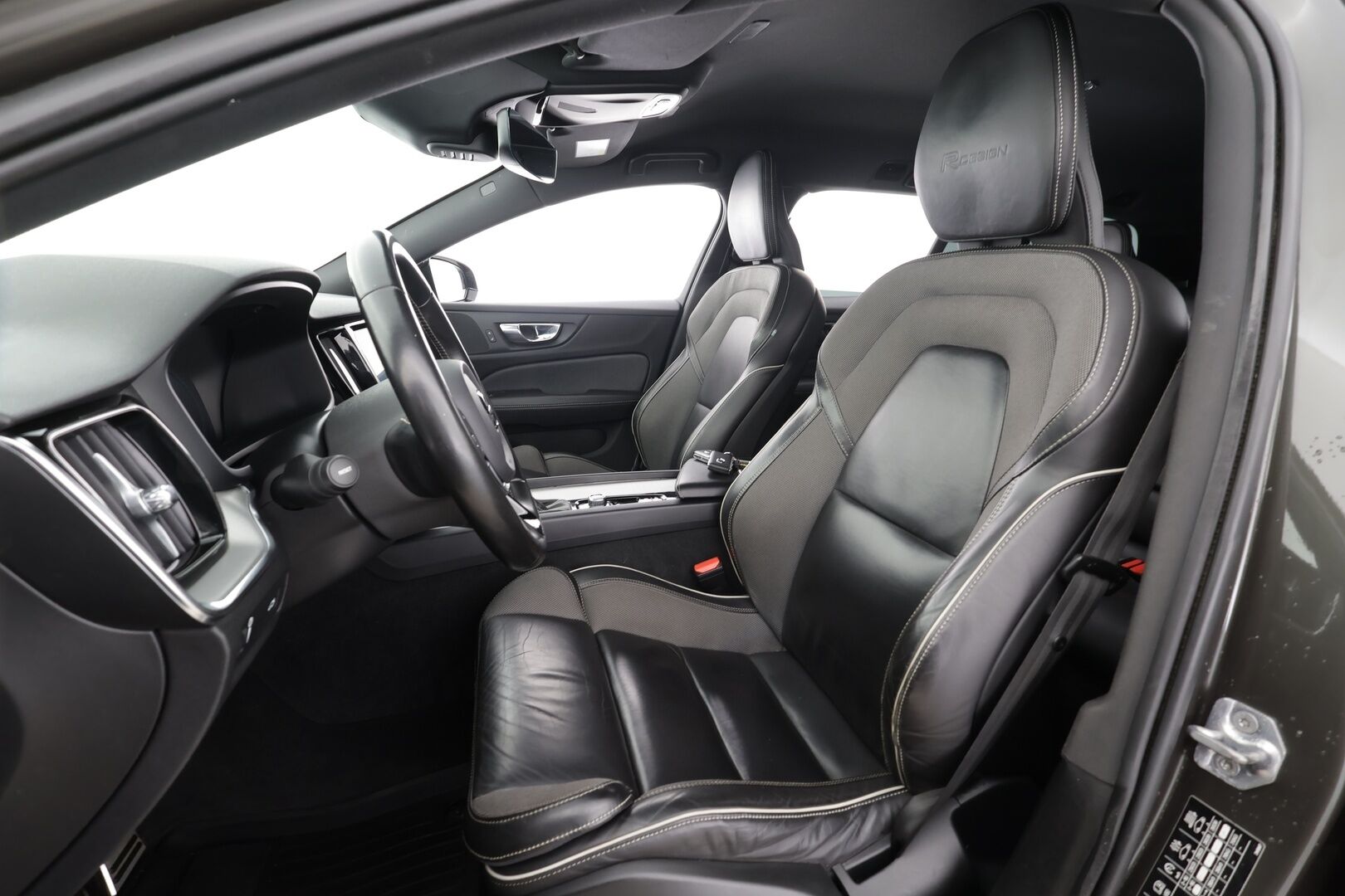 Volvo V60 2020 T5 AWD Business R-Design aut * Webasto / Koukku / ACC / Full-LED / 360 / Sportpenkki Muistilla / Keyless * - HUD / Suomi-auto / Kahdet renkaat aluvanteilla / Merkkihuollot