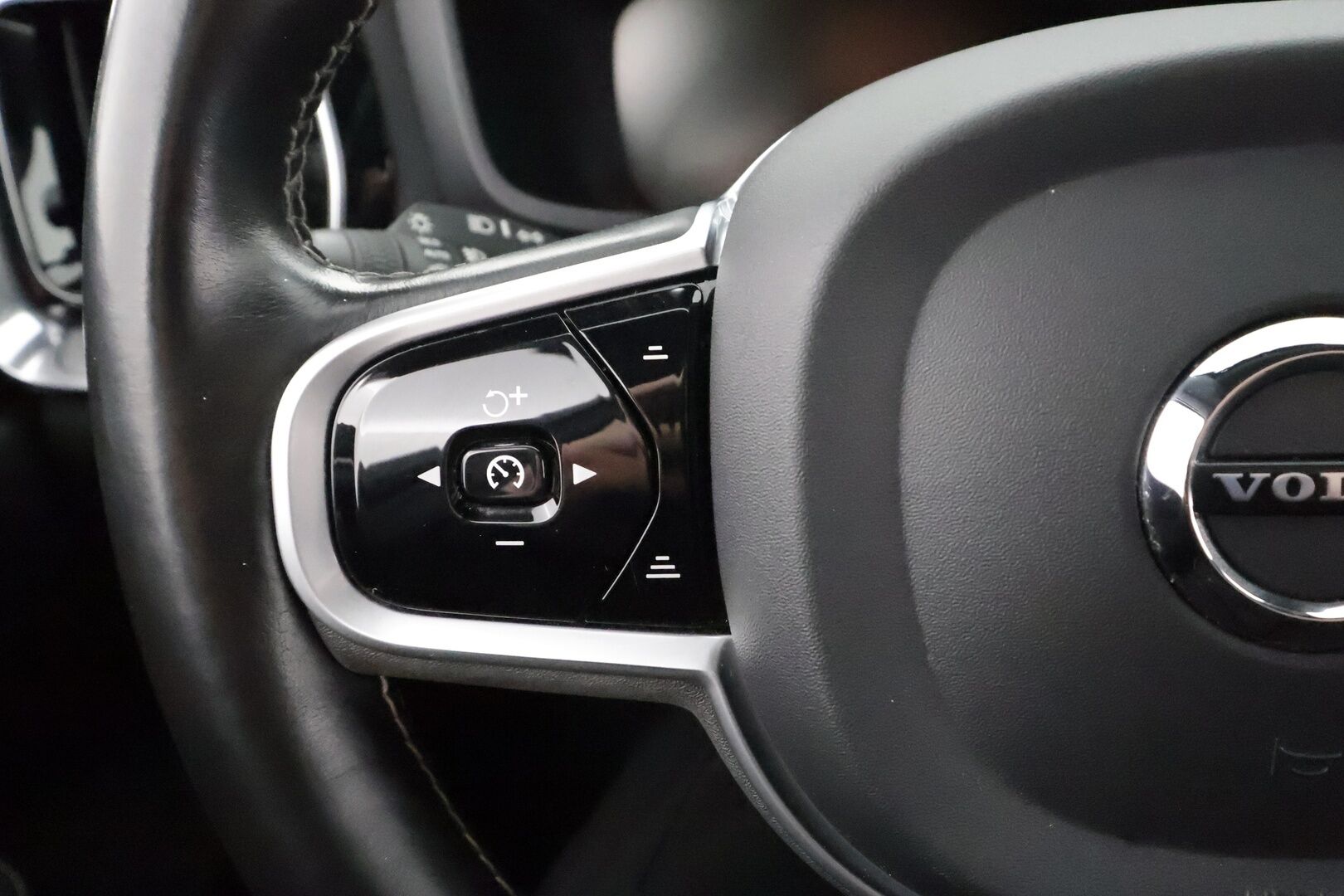 Volvo V60 2020 T5 AWD Business R-Design aut * Webasto / Koukku / ACC / Full-LED / 360 / Sportpenkki Muistilla / Keyless * - HUD / Suomi-auto / Kahdet renkaat aluvanteilla / Merkkihuollot