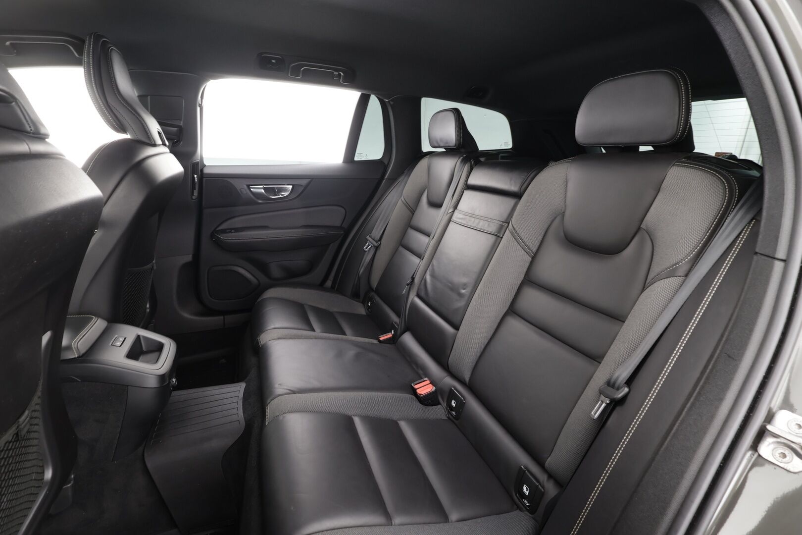 Volvo V60 2020 T5 AWD Business R-Design aut * Webasto / Koukku / ACC / Full-LED / 360 / Sportpenkki Muistilla / Keyless * - HUD / Suomi-auto / Kahdet renkaat aluvanteilla / Merkkihuollot