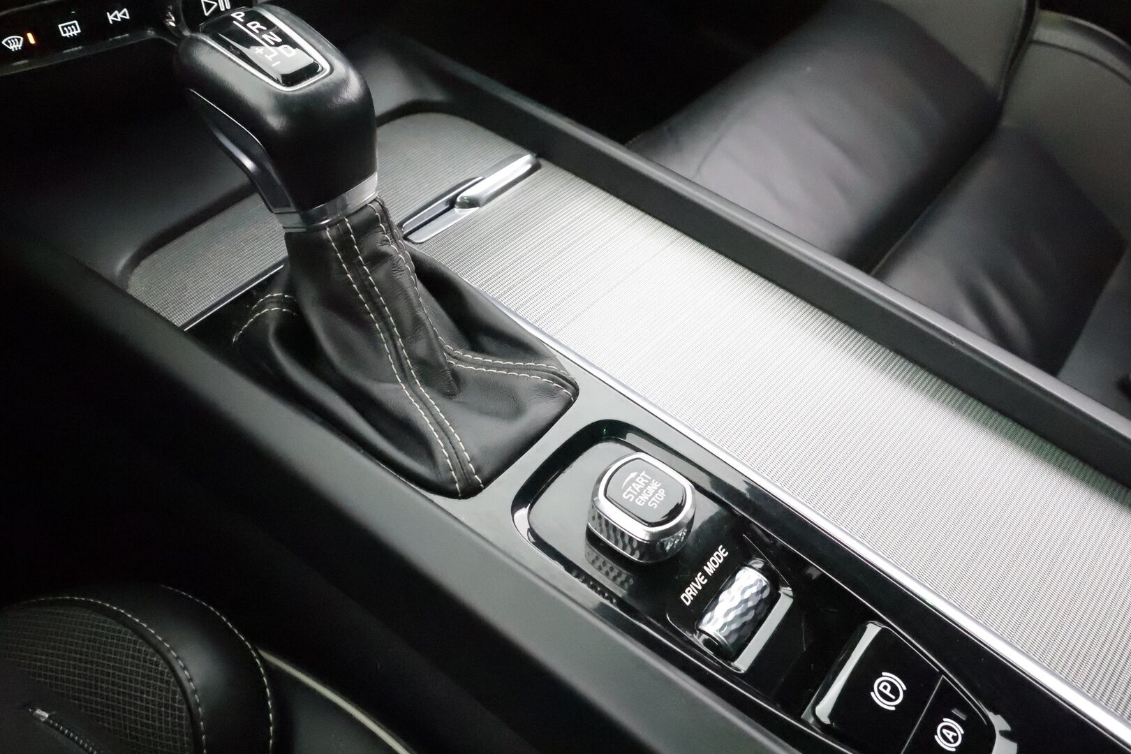 Volvo V60 2020 T5 AWD Business R-Design aut * Webasto / Koukku / ACC / Full-LED / 360 / Sportpenkki Muistilla / Keyless * - HUD / Suomi-auto / Kahdet renkaat aluvanteilla / Merkkihuollot